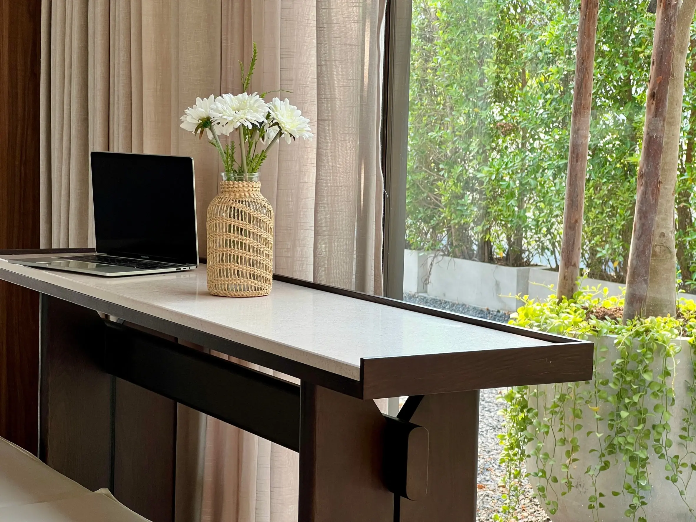 คอนโดฟรีโฮลด์ 2 ห้องนอนสมัยใหม่พร้อมพื้นที่นั่งเล่นเปิดกว้างในสีลม