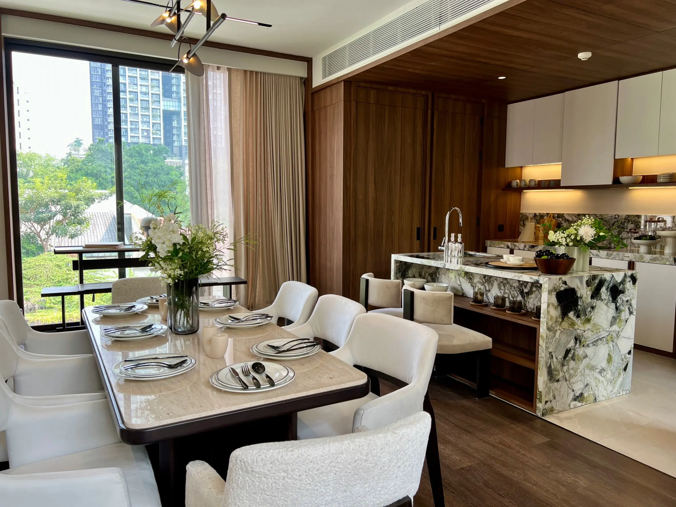 คอนโดฟรีโฮลด์ 2 ห้องนอนสมัยใหม่พร้อมพื้นที่นั่งเล่นเปิดกว้างในสีลม