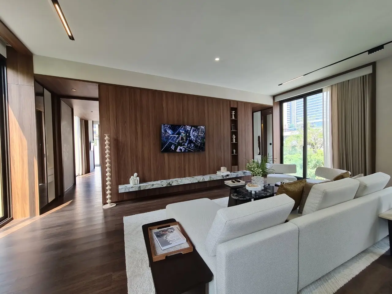 คอนโดฟรีโฮลด์ 2 ห้องนอนสมัยใหม่พร้อมพื้นที่นั่งเล่นเปิดกว้างในสีลม