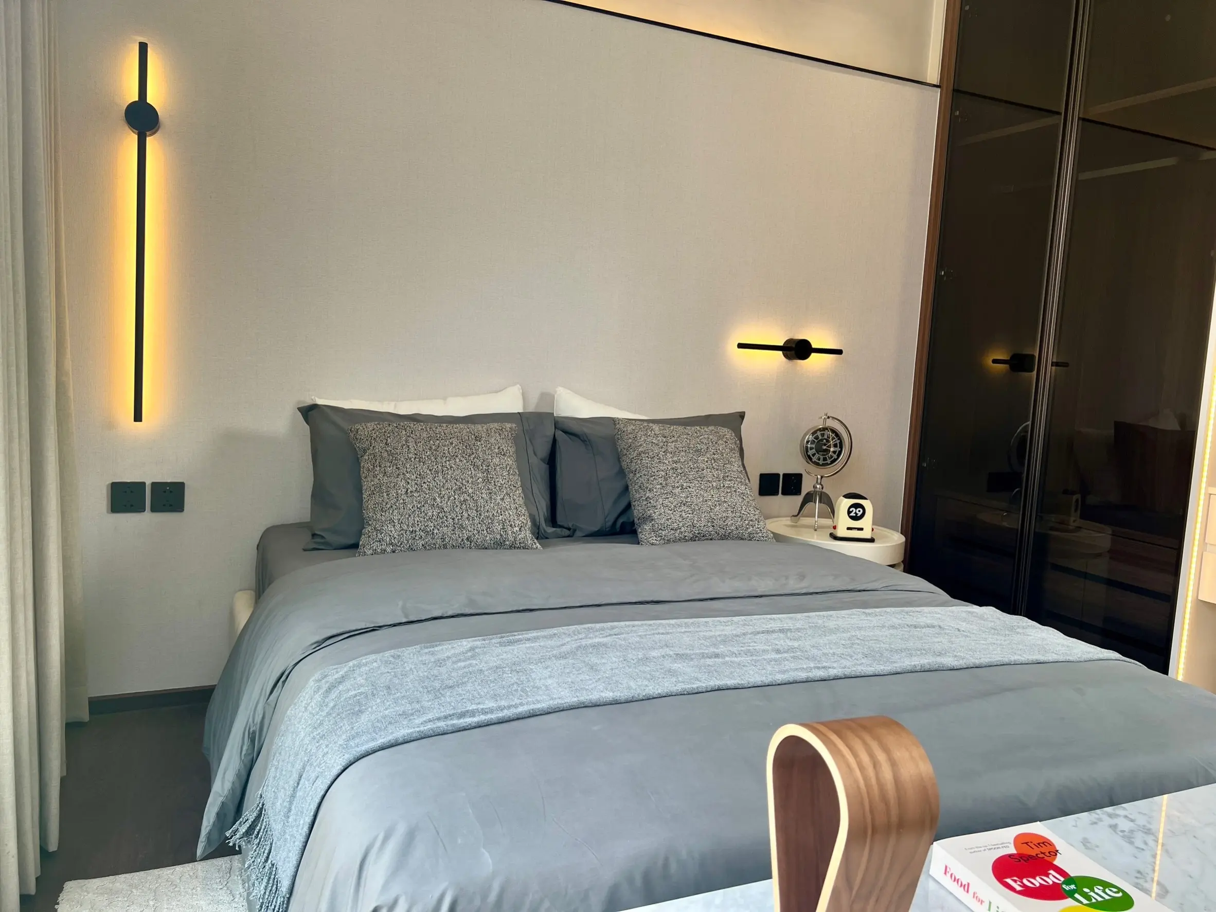 คอนโดฟรีโฮลด์ 2 ห้องนอนสมัยใหม่พร้อมพื้นที่นั่งเล่นเปิดกว้างในสีลม