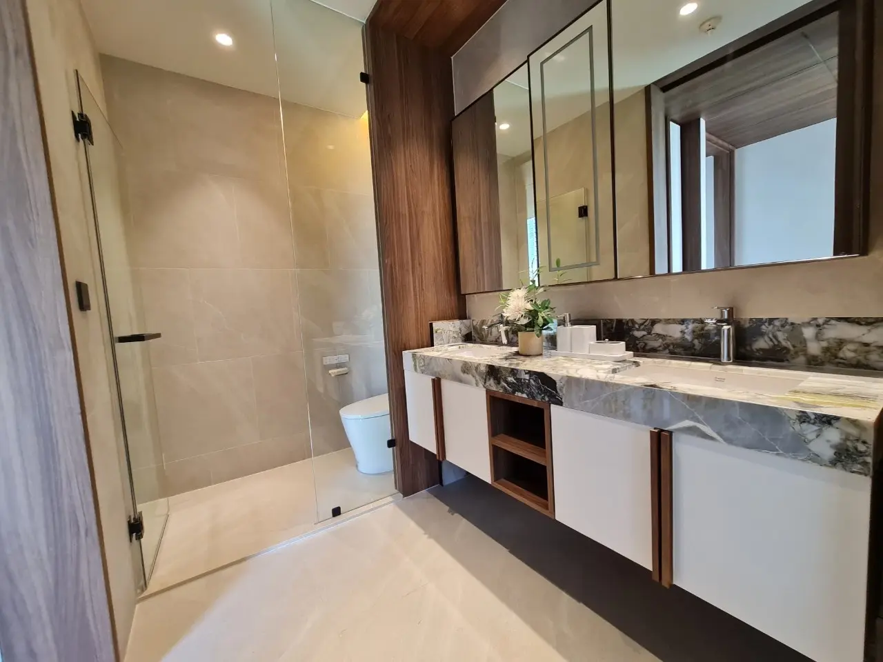 คอนโดฟรีโฮลด์ 2 ห้องนอนสมัยใหม่พร้อมพื้นที่นั่งเล่นเปิดกว้างในสีลม