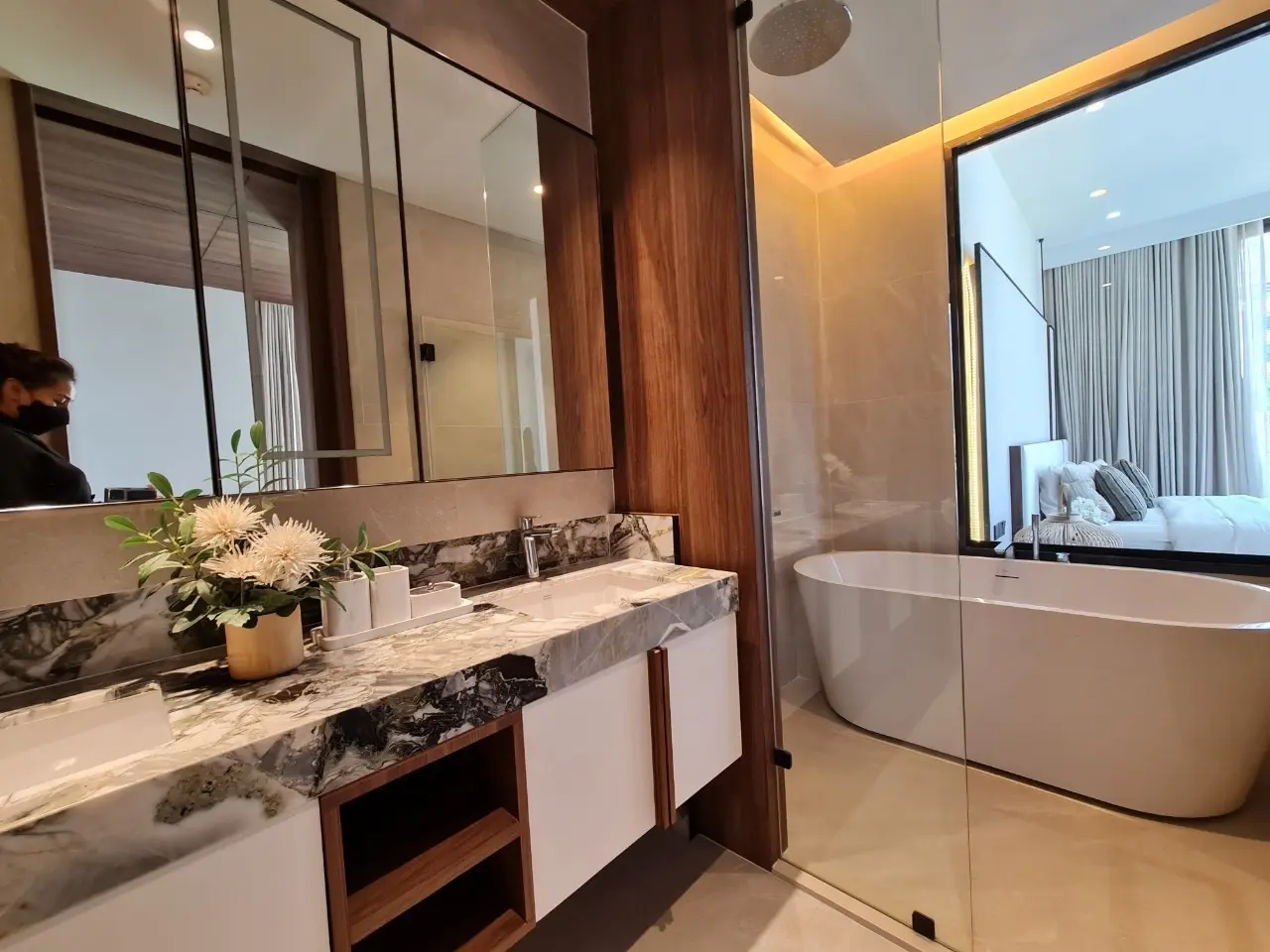 คอนโดฟรีโฮลด์ 2 ห้องนอนสมัยใหม่พร้อมพื้นที่นั่งเล่นเปิดกว้างในสีลม