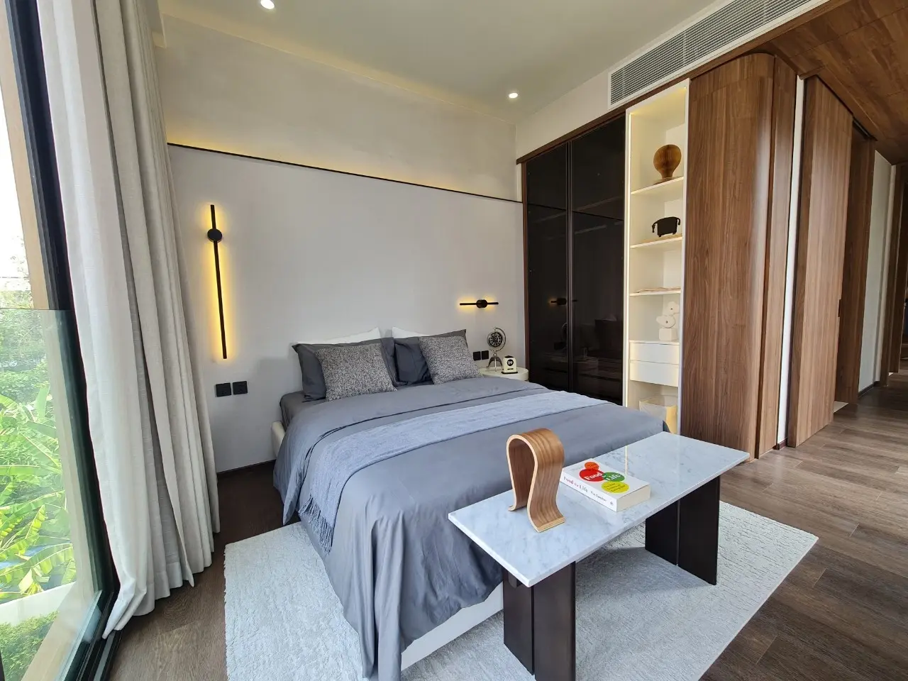 คอนโดฟรีโฮลด์ 2 ห้องนอนสมัยใหม่พร้อมพื้นที่นั่งเล่นเปิดกว้างในสีลม