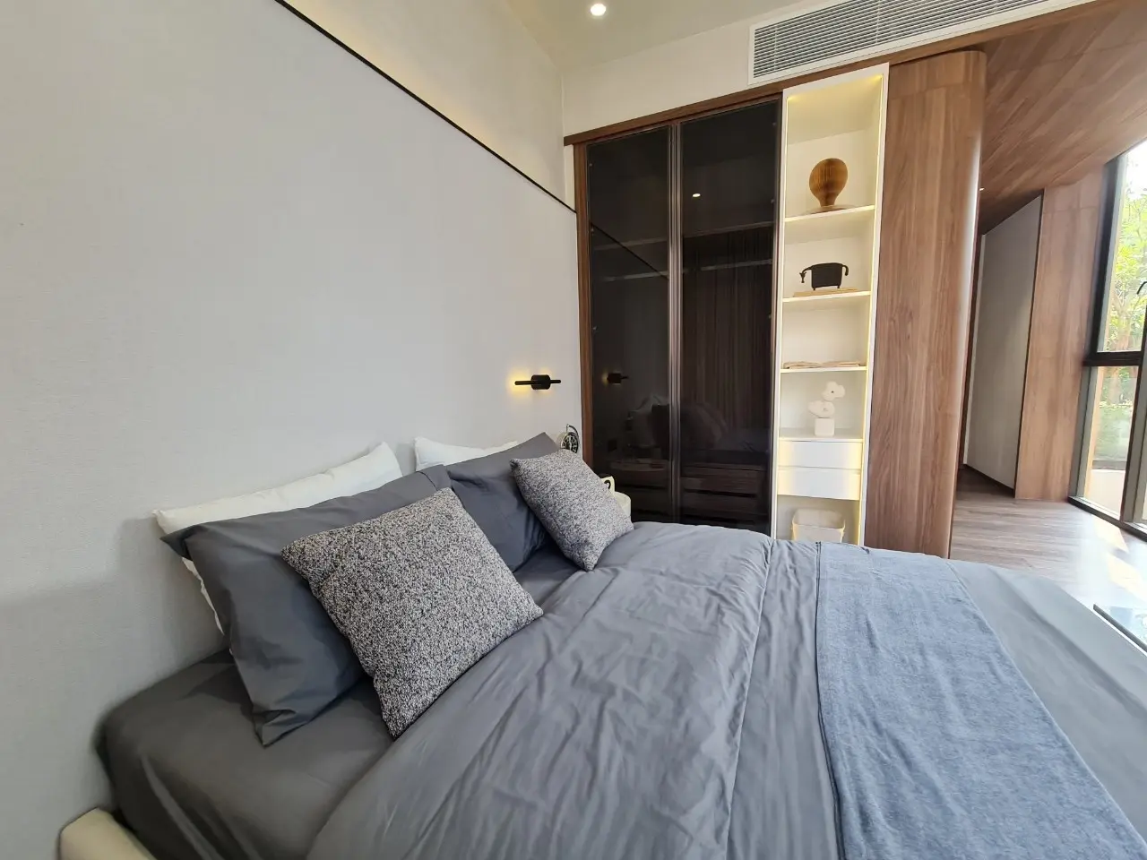 คอนโดฟรีโฮลด์ 2 ห้องนอนสมัยใหม่พร้อมพื้นที่นั่งเล่นเปิดกว้างในสีลม