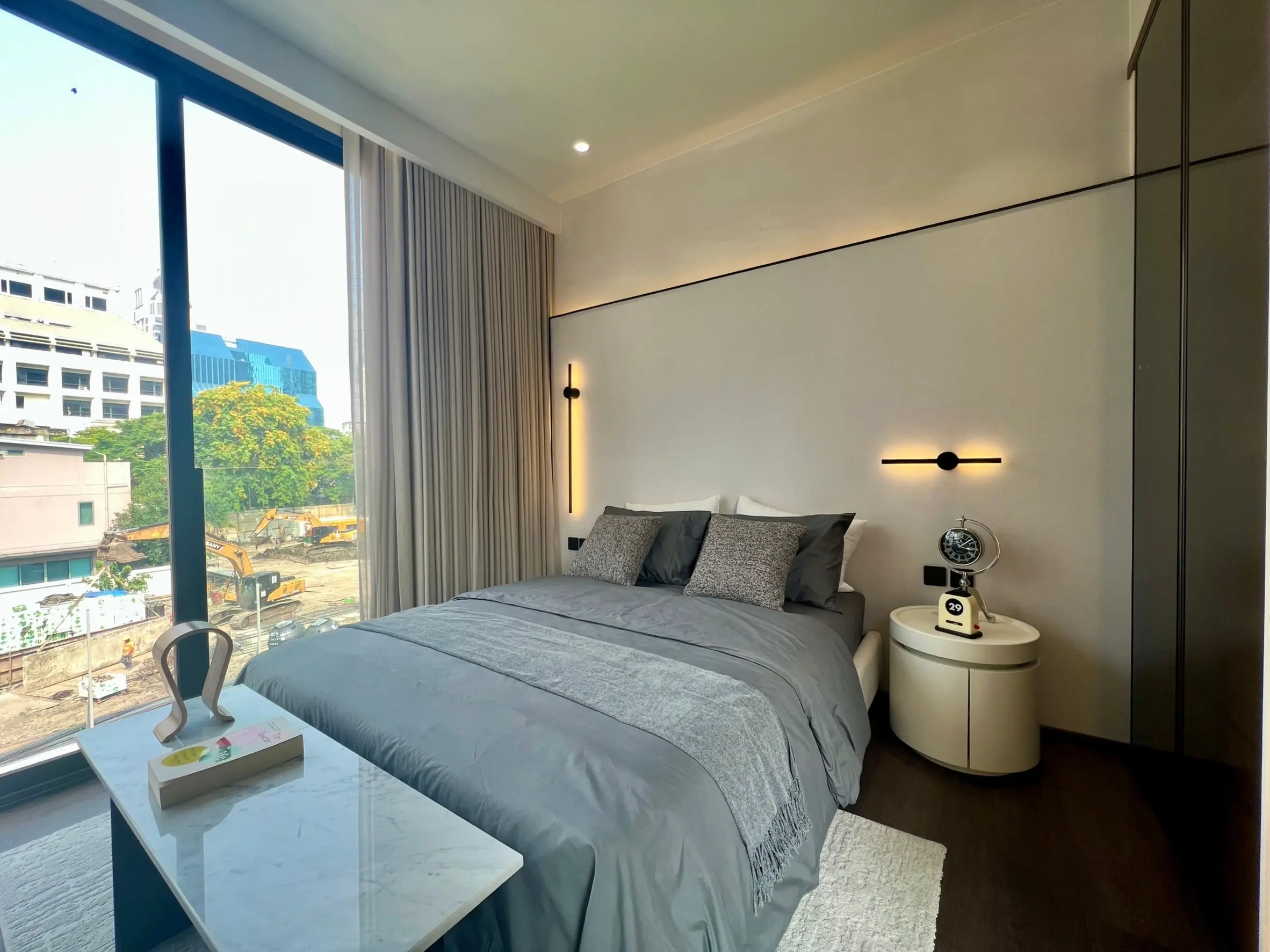 คอนโดฟรีโฮลด์ 2 ห้องนอนสมัยใหม่พร้อมพื้นที่นั่งเล่นเปิดกว้างในสีลม