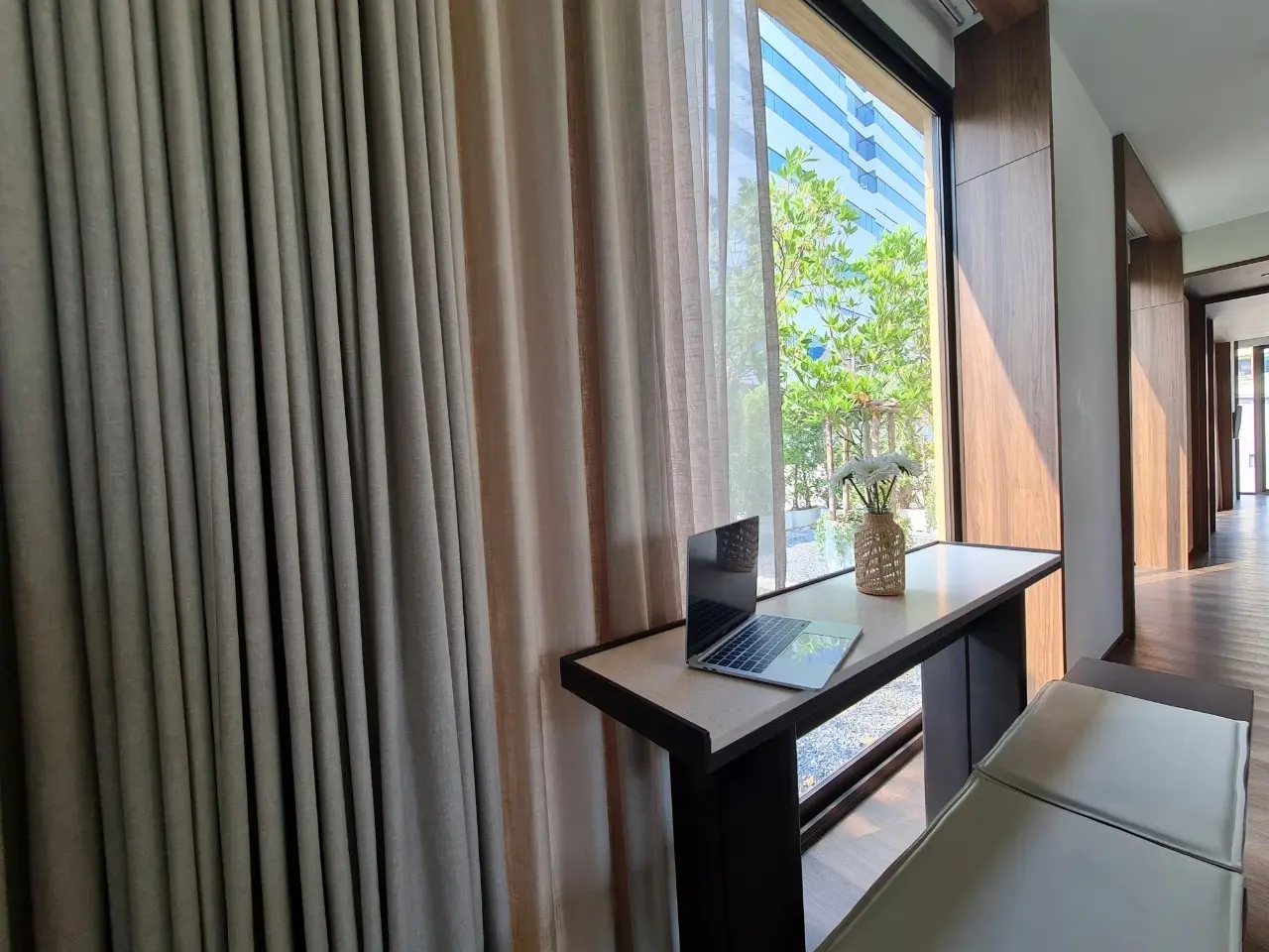 คอนโดฟรีโฮลด์ 2 ห้องนอนสมัยใหม่พร้อมพื้นที่นั่งเล่นเปิดกว้างในสีลม