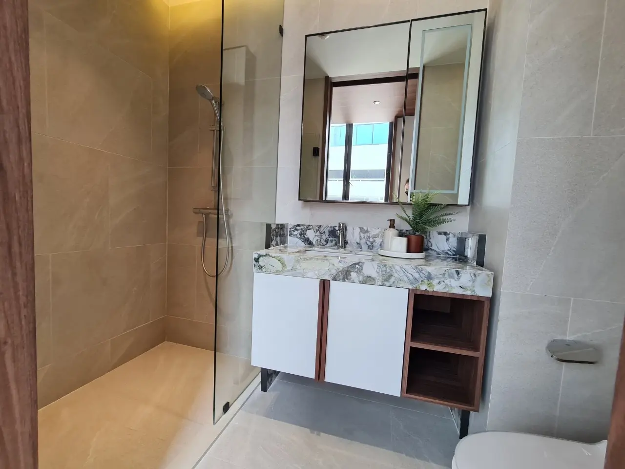 คอนโดฟรีโฮลด์ 2 ห้องนอนสมัยใหม่พร้อมพื้นที่นั่งเล่นเปิดกว้างในสีลม