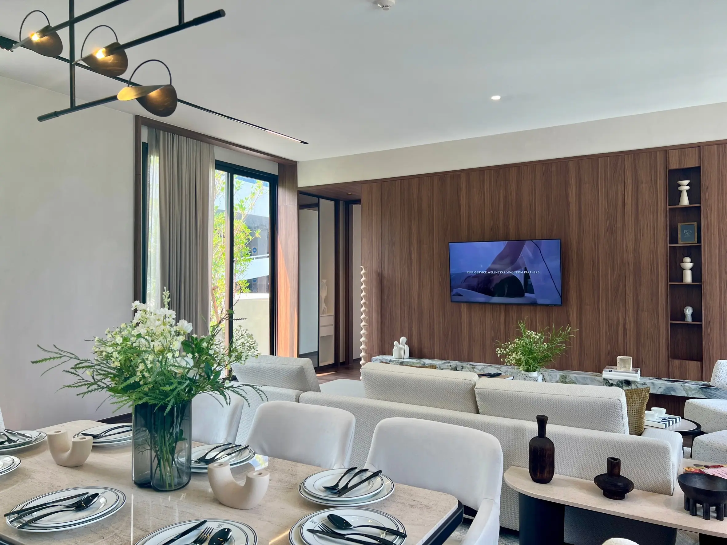 คอนโดฟรีโฮลด์ 2 ห้องนอนสมัยใหม่พร้อมพื้นที่นั่งเล่นเปิดกว้างในสีลม