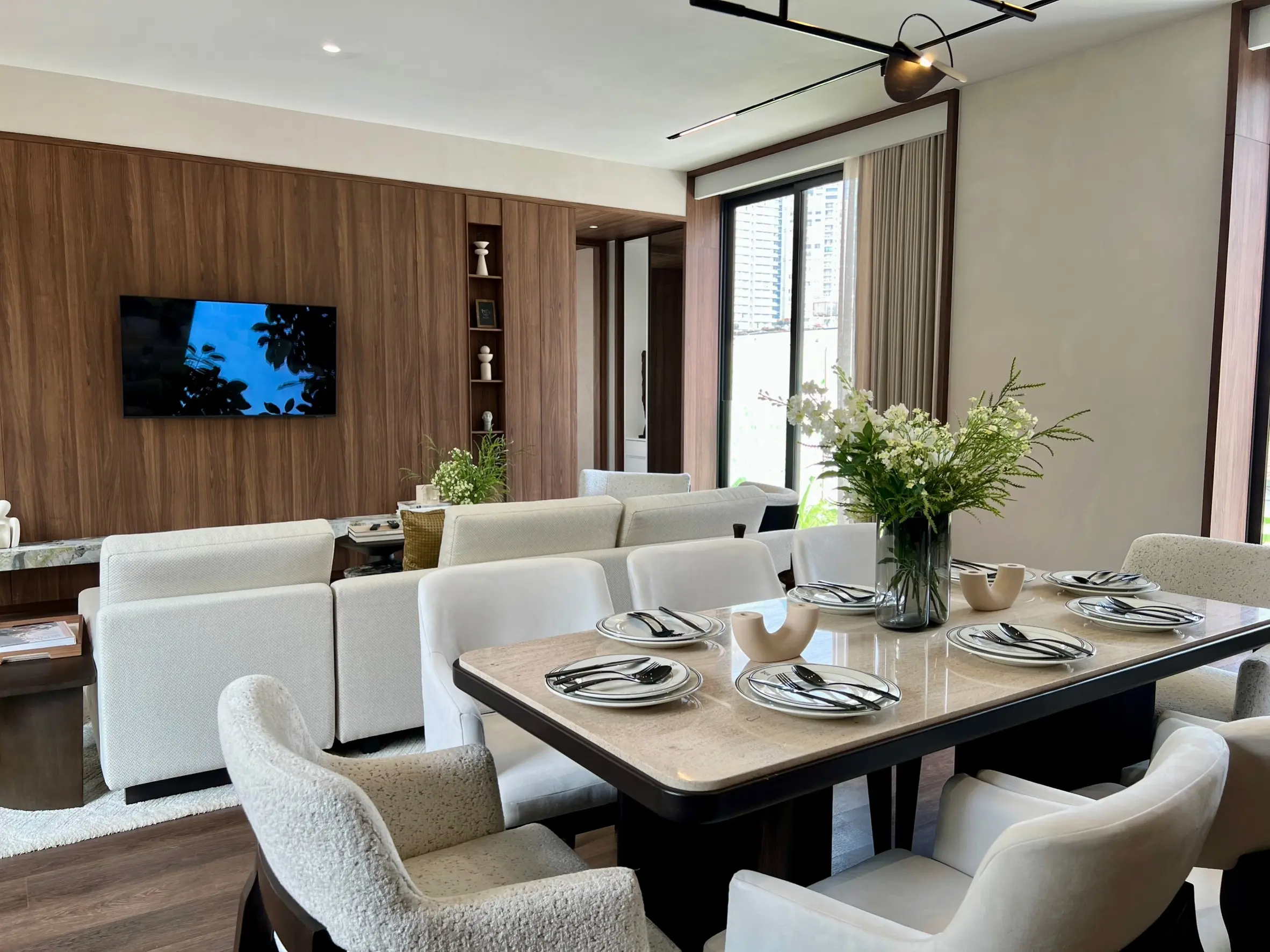 คอนโดฟรีโฮลด์ 2 ห้องนอนสมัยใหม่พร้อมพื้นที่นั่งเล่นเปิดกว้างในสีลม