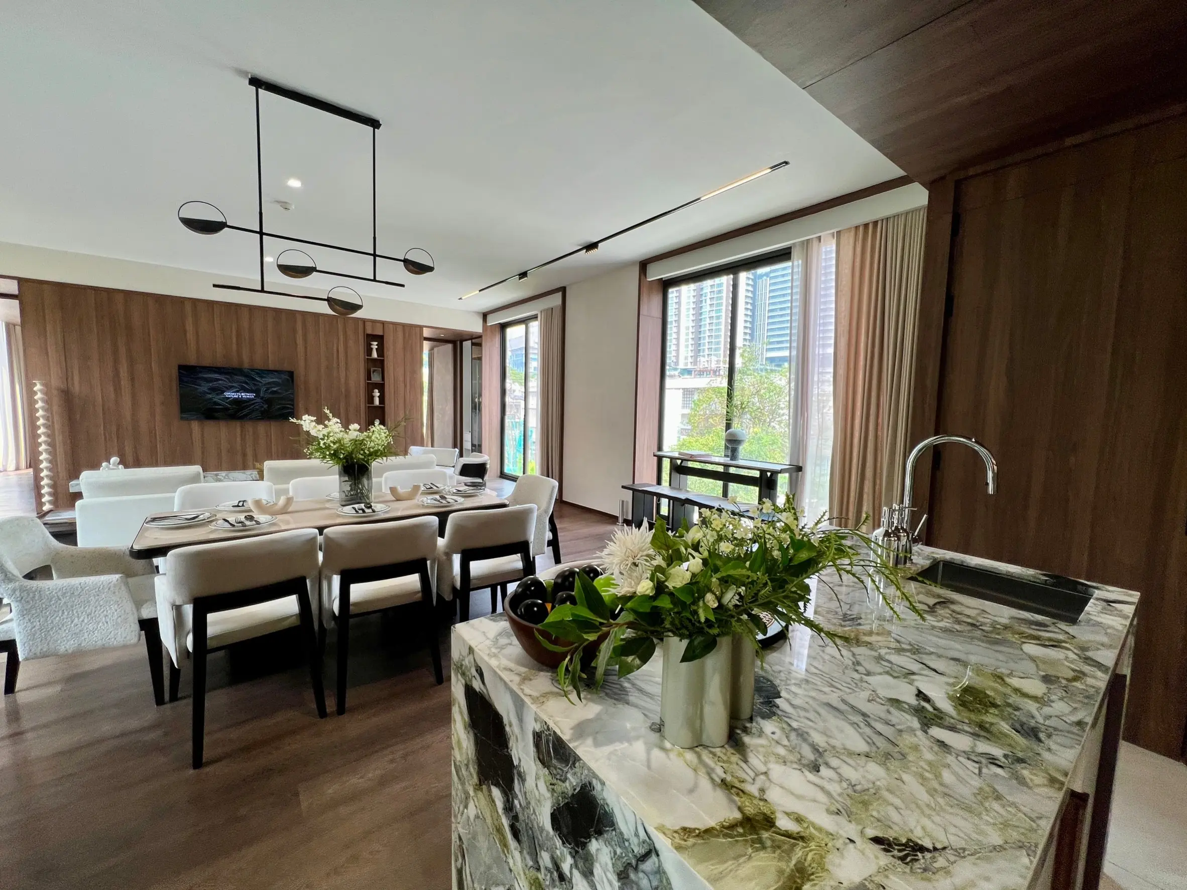 คอนโดฟรีโฮลด์ 2 ห้องนอนสมัยใหม่พร้อมพื้นที่นั่งเล่นเปิดกว้างในสีลม