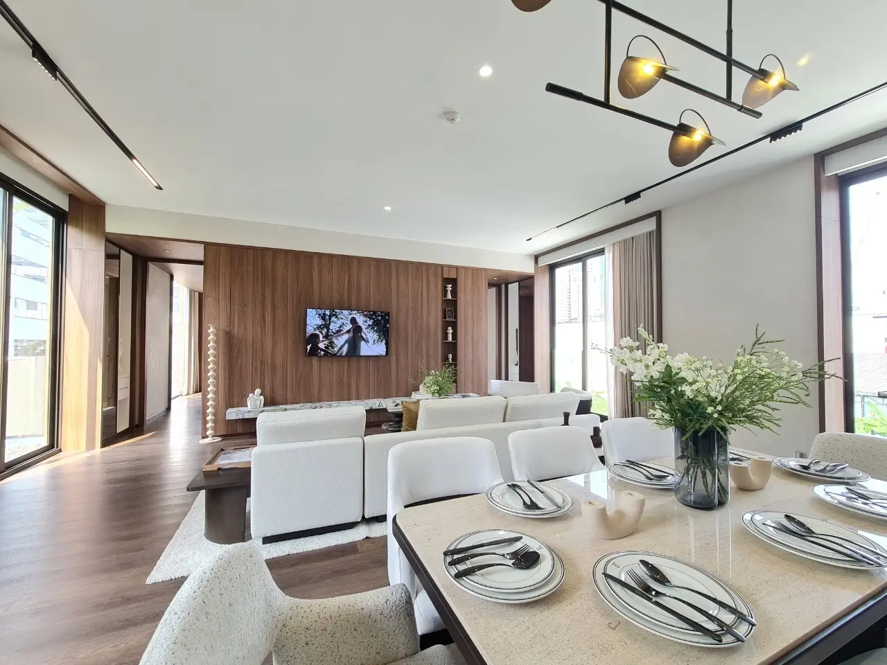 คอนโดฟรีโฮลด์ 2 ห้องนอนสมัยใหม่พร้อมพื้นที่นั่งเล่นเปิดกว้างในสีลม