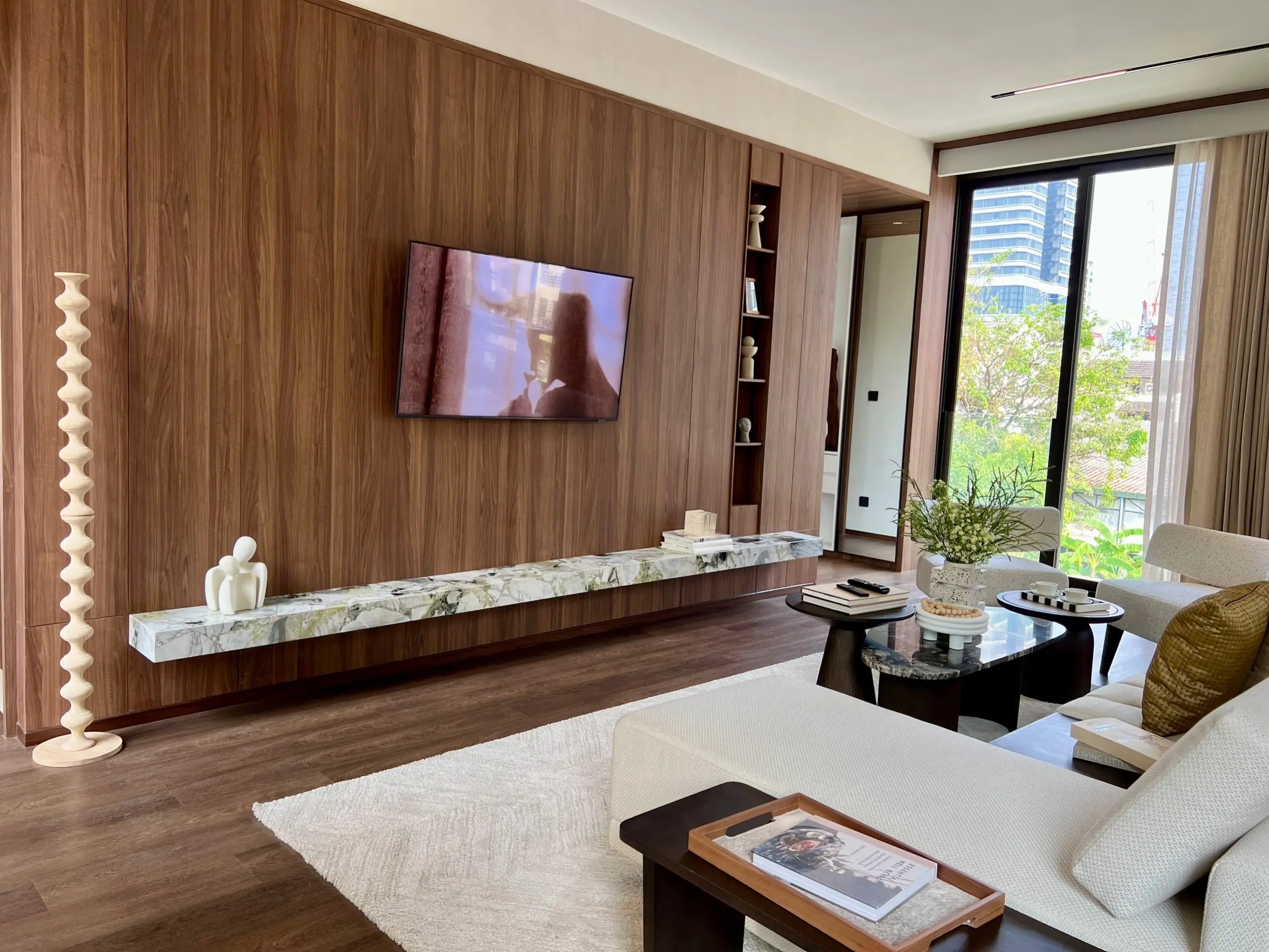 คอนโดฟรีโฮลด์ 2 ห้องนอนสมัยใหม่พร้อมพื้นที่นั่งเล่นเปิดกว้างในสีลม