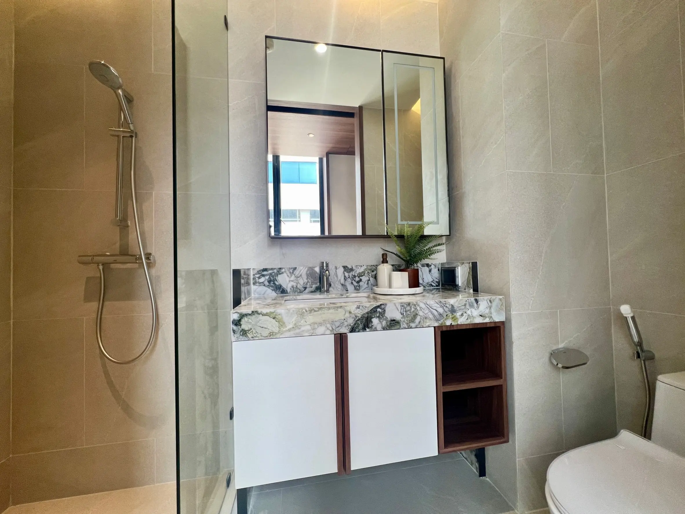 คอนโดฟรีโฮลด์ 2 ห้องนอนสมัยใหม่พร้อมพื้นที่นั่งเล่นเปิดกว้างในสีลม