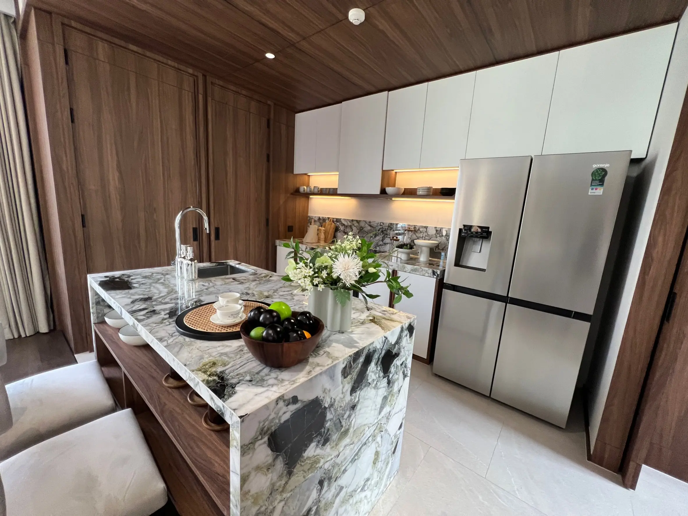 คอนโดฟรีโฮลด์ 2 ห้องนอนสมัยใหม่พร้อมพื้นที่นั่งเล่นเปิดกว้างในสีลม