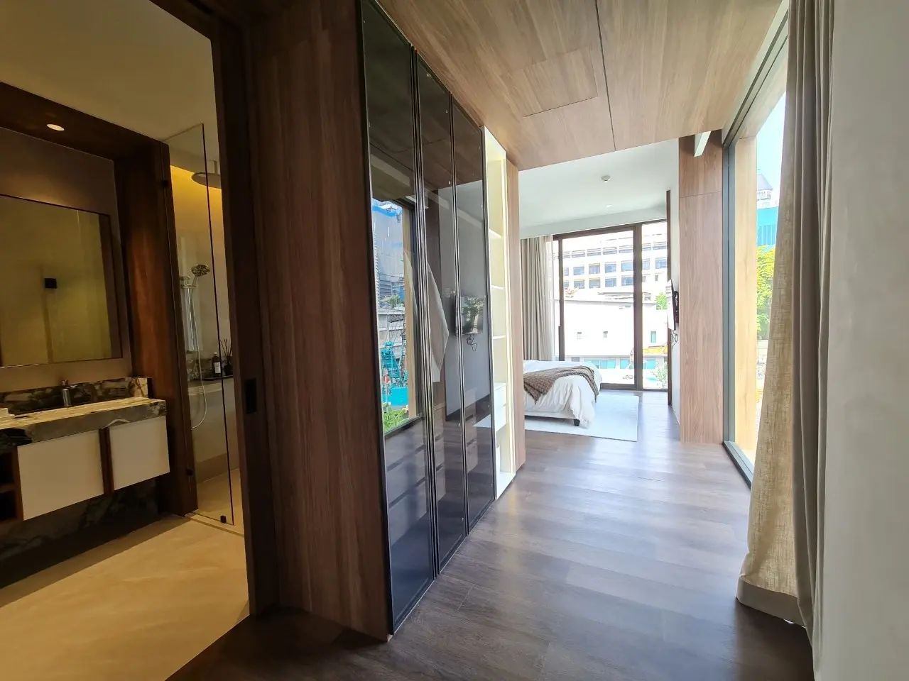 คอนโดฟรีโฮลด์ 2 ห้องนอนสมัยใหม่พร้อมพื้นที่นั่งเล่นเปิดกว้างในสีลม