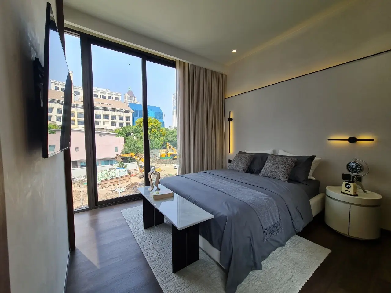 คอนโดฟรีโฮลด์ 2 ห้องนอนสมัยใหม่พร้อมพื้นที่นั่งเล่นเปิดกว้างในสีลม