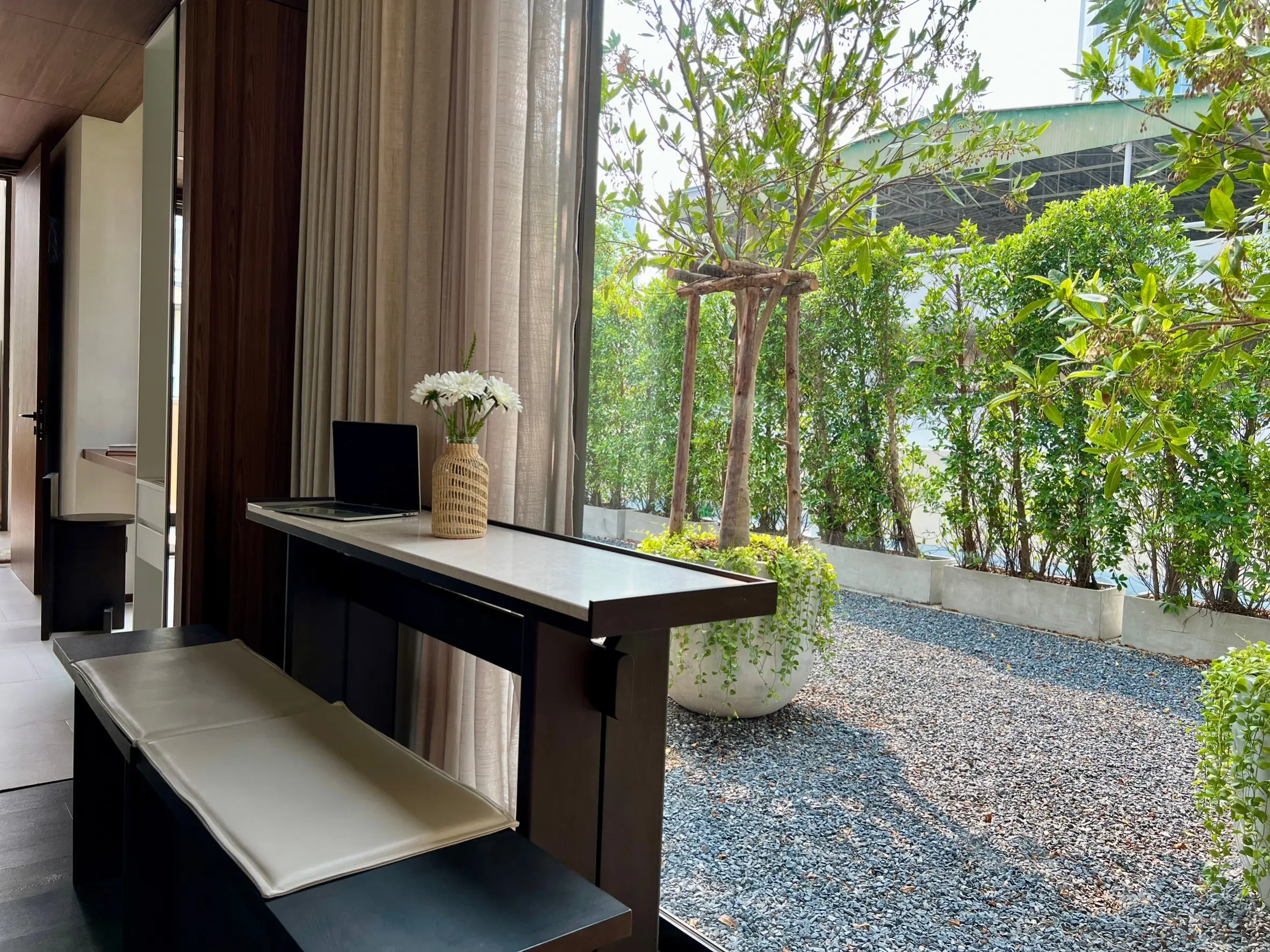 คอนโดฟรีโฮลด์ 2 ห้องนอนสมัยใหม่พร้อมพื้นที่นั่งเล่นเปิดกว้างในสีลม