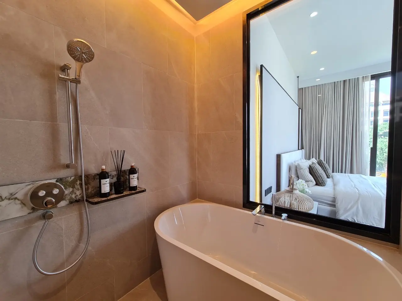 คอนโดฟรีโฮลด์ 2 ห้องนอนสมัยใหม่พร้อมพื้นที่นั่งเล่นเปิดกว้างในสีลม