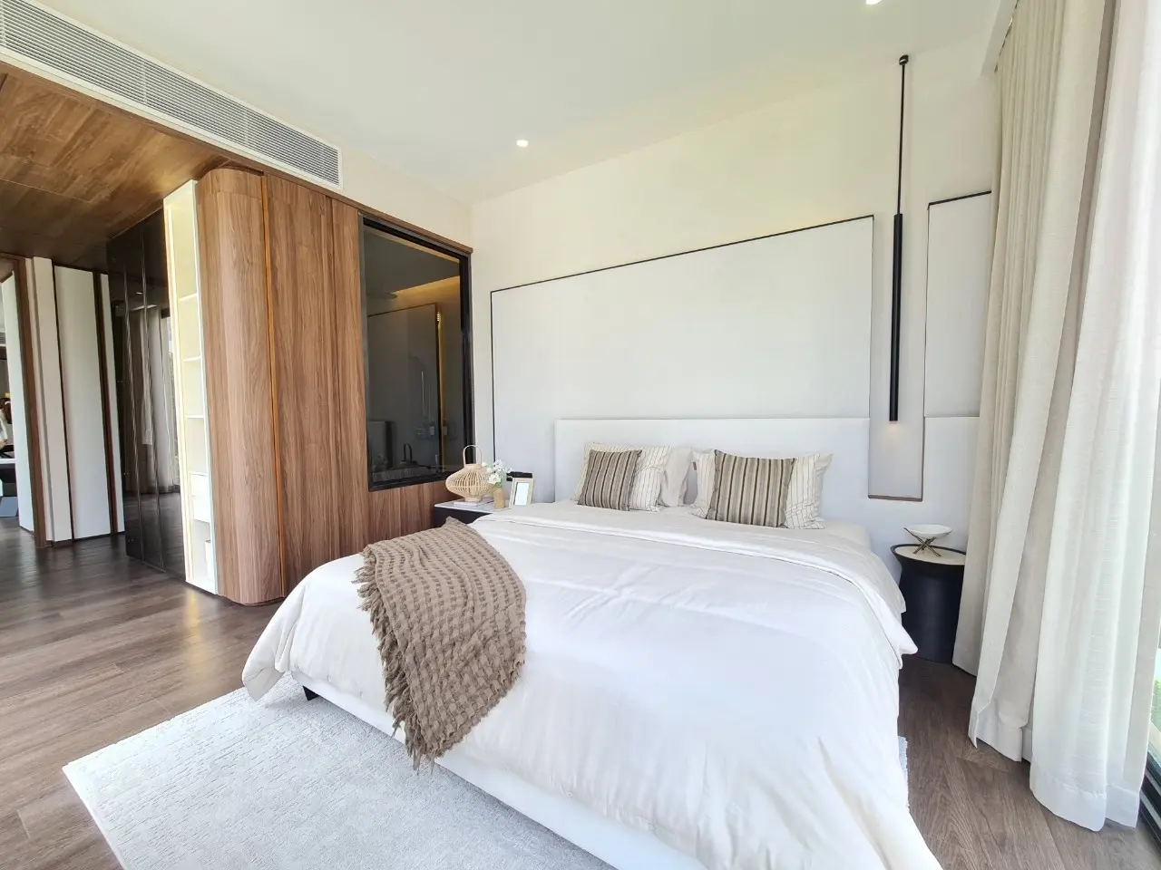 คอนโดฟรีโฮลด์ 2 ห้องนอนสมัยใหม่พร้อมพื้นที่นั่งเล่นเปิดกว้างในสีลม