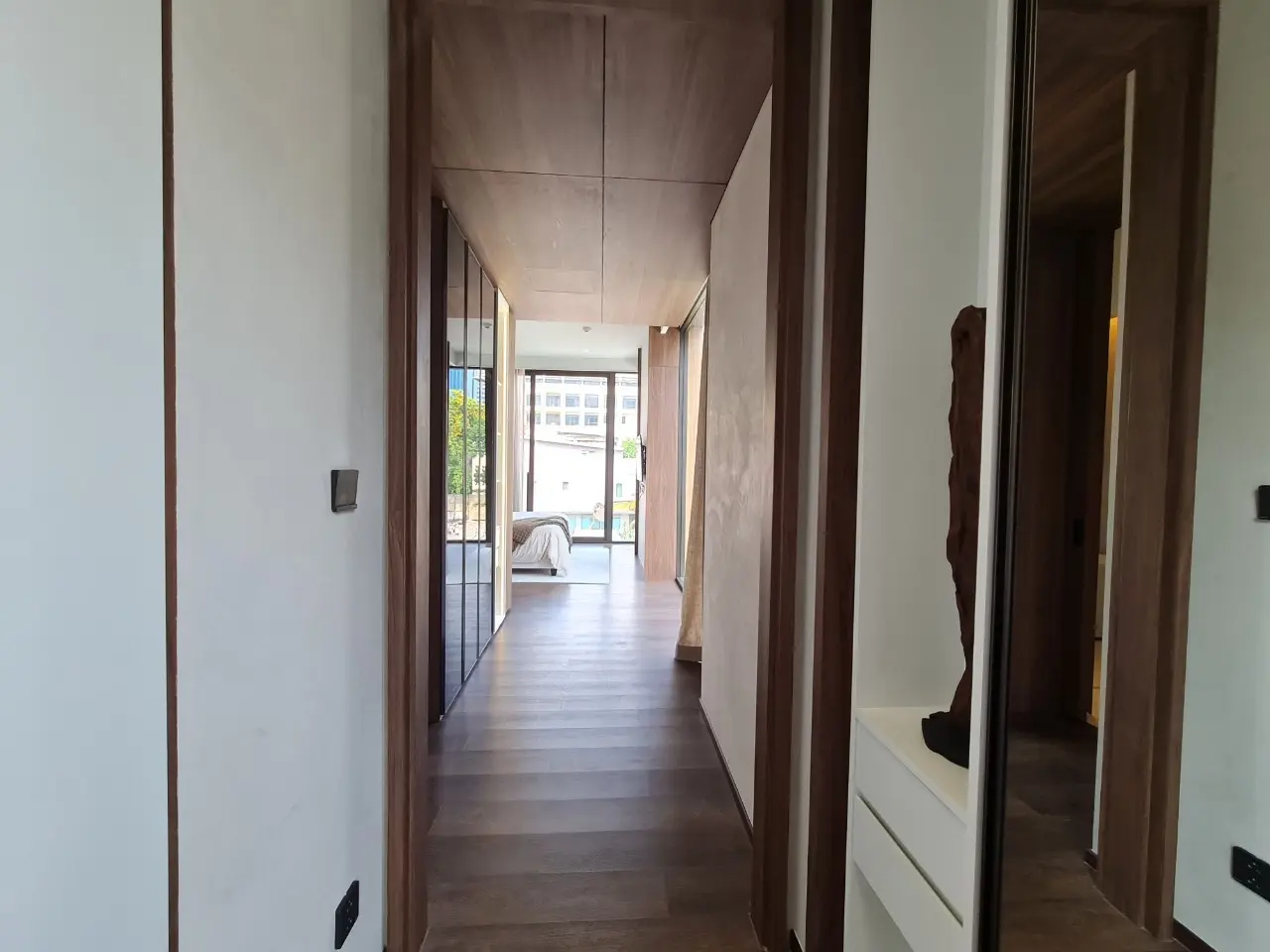 คอนโดฟรีโฮลด์ 2 ห้องนอนสมัยใหม่พร้อมพื้นที่นั่งเล่นเปิดกว้างในสีลม