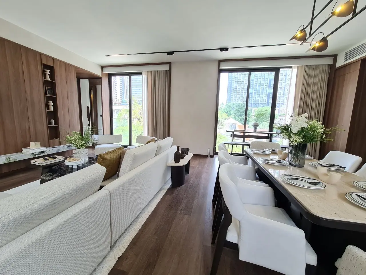 คอนโดฟรีโฮลด์ 2 ห้องนอนสมัยใหม่พร้อมพื้นที่นั่งเล่นเปิดกว้างในสีลม