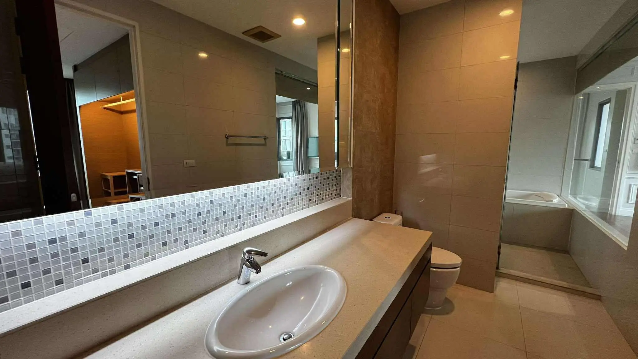 คอนโดฟรีโฮลด์ 3 ห้องนอนกว้างขวางพร้อมเพดานสูงสองชั้นในคลองเตย