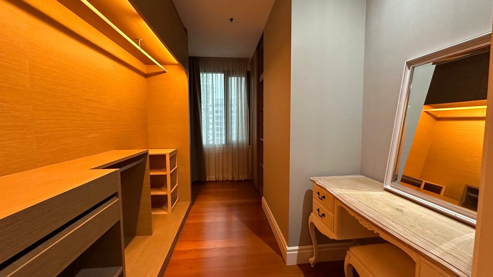 คอนโดฟรีโฮลด์ 3 ห้องนอนกว้างขวางพร้อมเพดานสูงสองชั้นในคลองเตย