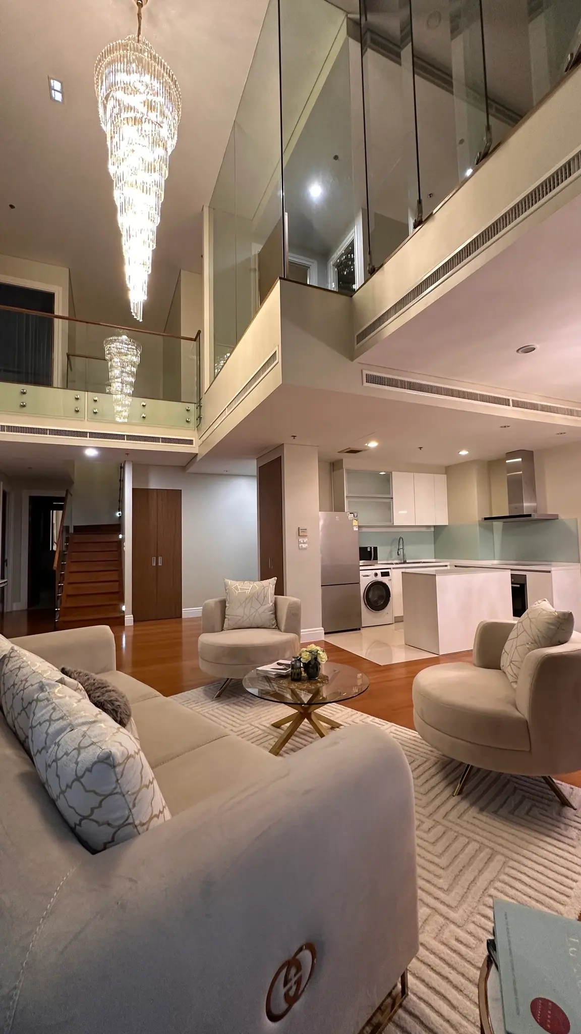 คอนโดฟรีโฮลด์ 3 ห้องนอนกว้างขวางพร้อมเพดานสูงสองชั้นในคลองเตย