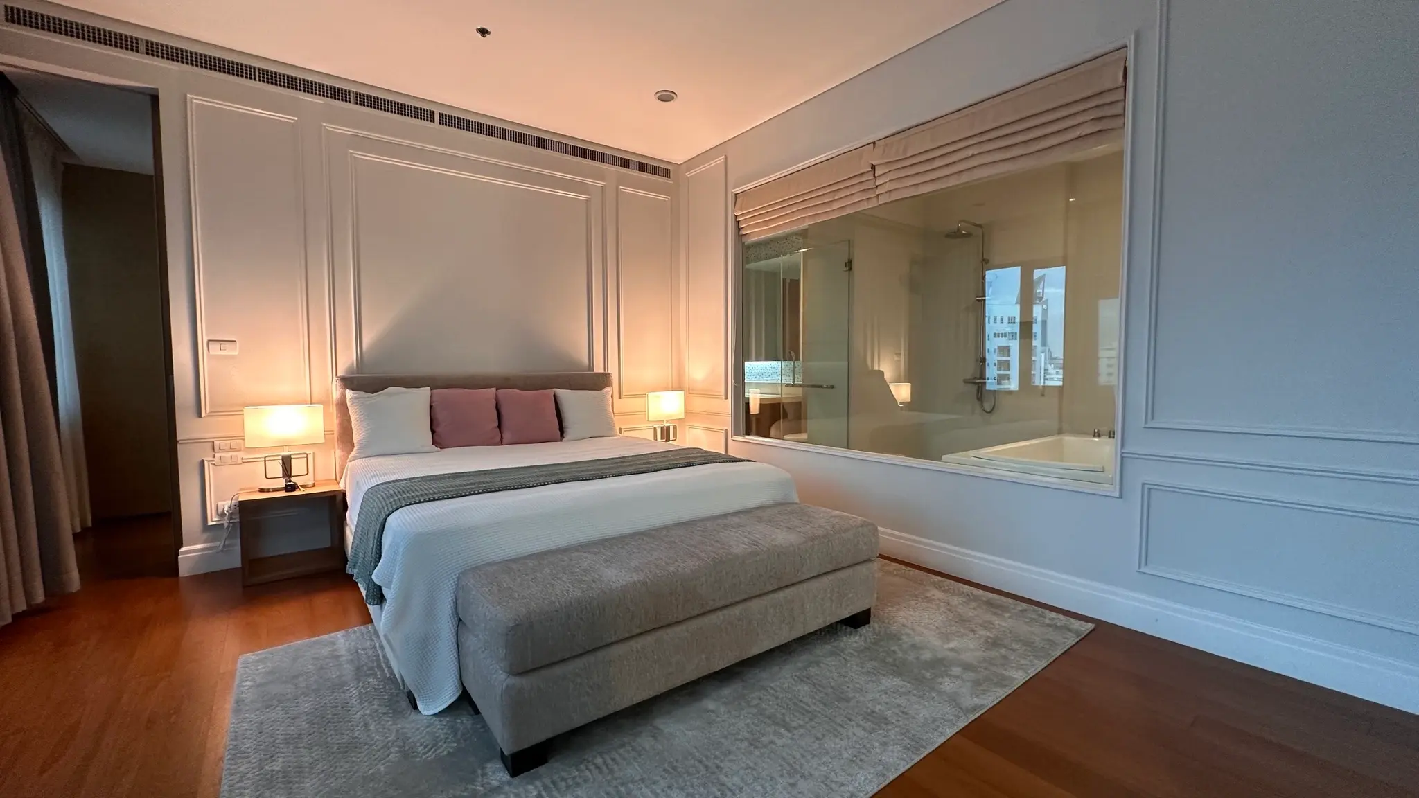 คอนโดฟรีโฮลด์ 3 ห้องนอนกว้างขวางพร้อมเพดานสูงสองชั้นในคลองเตย