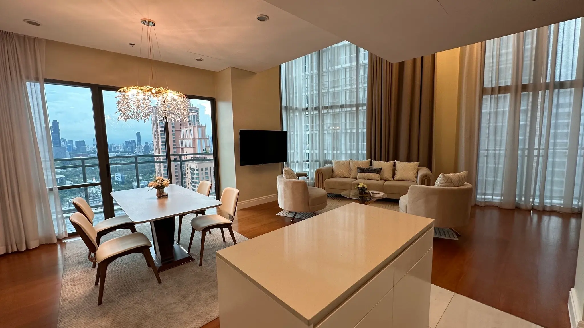 คอนโดฟรีโฮลด์ 3 ห้องนอนกว้างขวางพร้อมเพดานสูงสองชั้นในคลองเตย