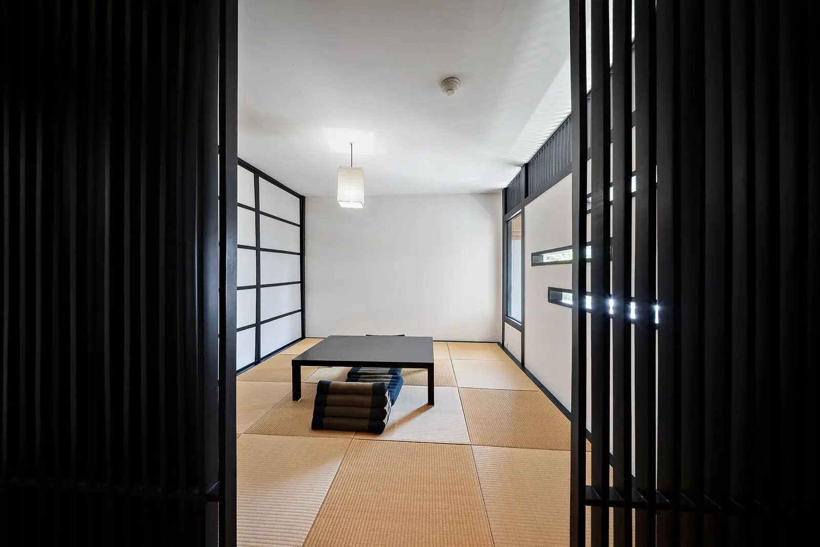 คอนโด 3 ห้องนอนกว้างขวางสไตล์ญี่ปุ่นในวัฒนา โฉนดกรรมสิทธิ์