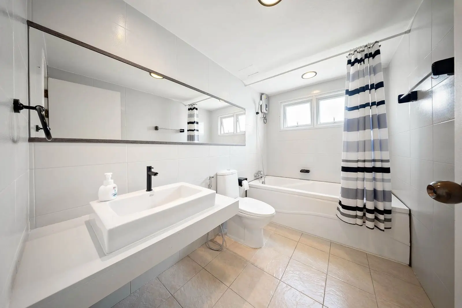 คอนโด 3 ห้องนอนกว้างขวางสไตล์ญี่ปุ่นในวัฒนา โฉนดกรรมสิทธิ์