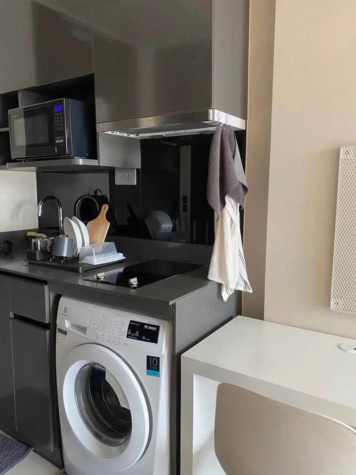 คอนโด 1 ห้องนอนอบอุ่นพร้อมดีไซน์ทันสมัยและวิวเมืองในวัฒนา