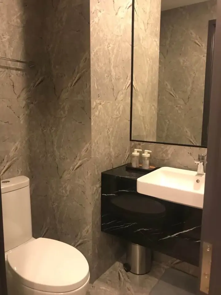 คอนโด 1 ห้องนอนอบอุ่นพร้อมดีไซน์ทันสมัยและวิวเมืองในวัฒนา