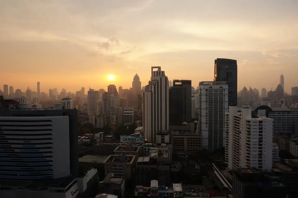 คอนโด 1 ห้องนอนอบอุ่นพร้อมดีไซน์ทันสมัยและวิวเมืองในวัฒนา