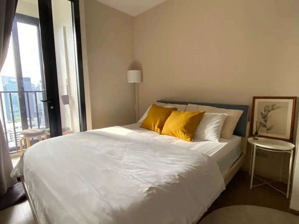 คอนโด 1 ห้องนอนอบอุ่นพร้อมดีไซน์ทันสมัยและวิวเมืองในวัฒนา