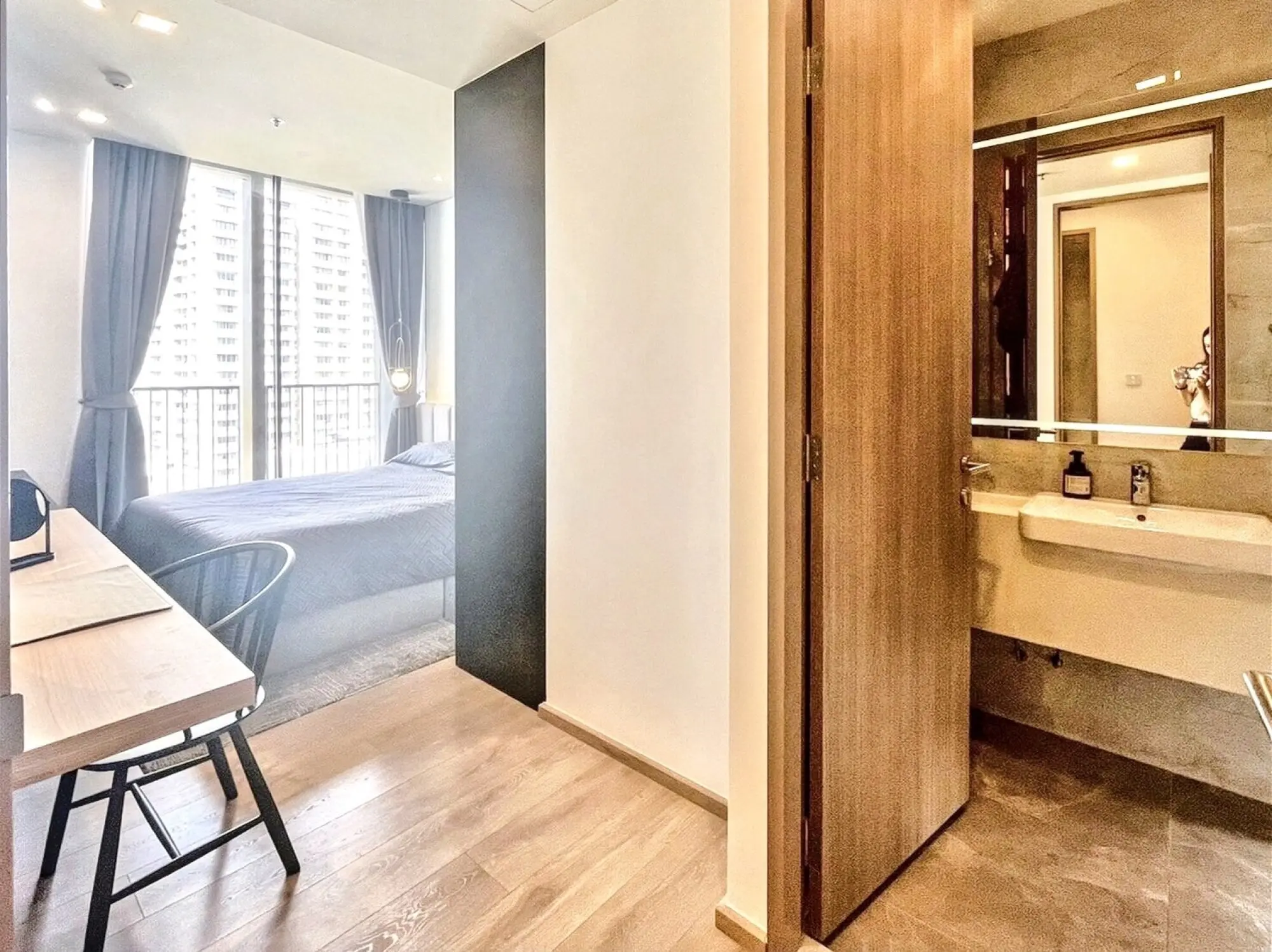 คอนโด 2 ห้องนอนสว่างพร้อมระเบียงและวิวเมืองในวัฒนา