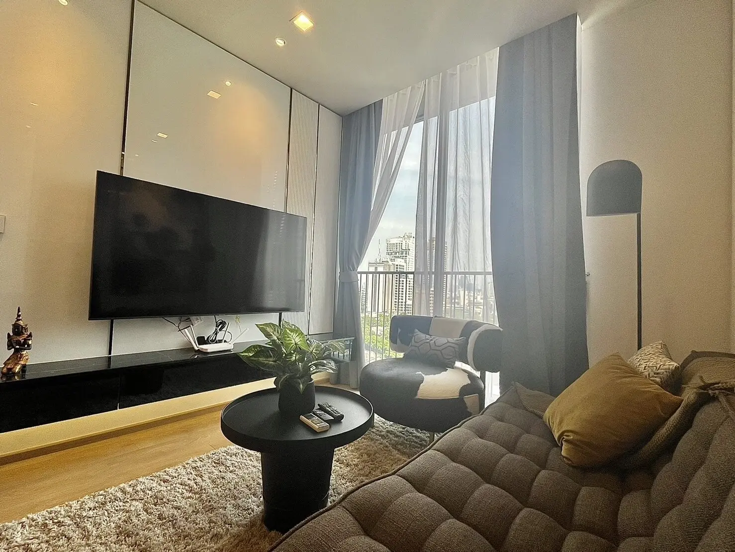 คอนโด 2 ห้องนอนสว่างพร้อมระเบียงและวิวเมืองในวัฒนา