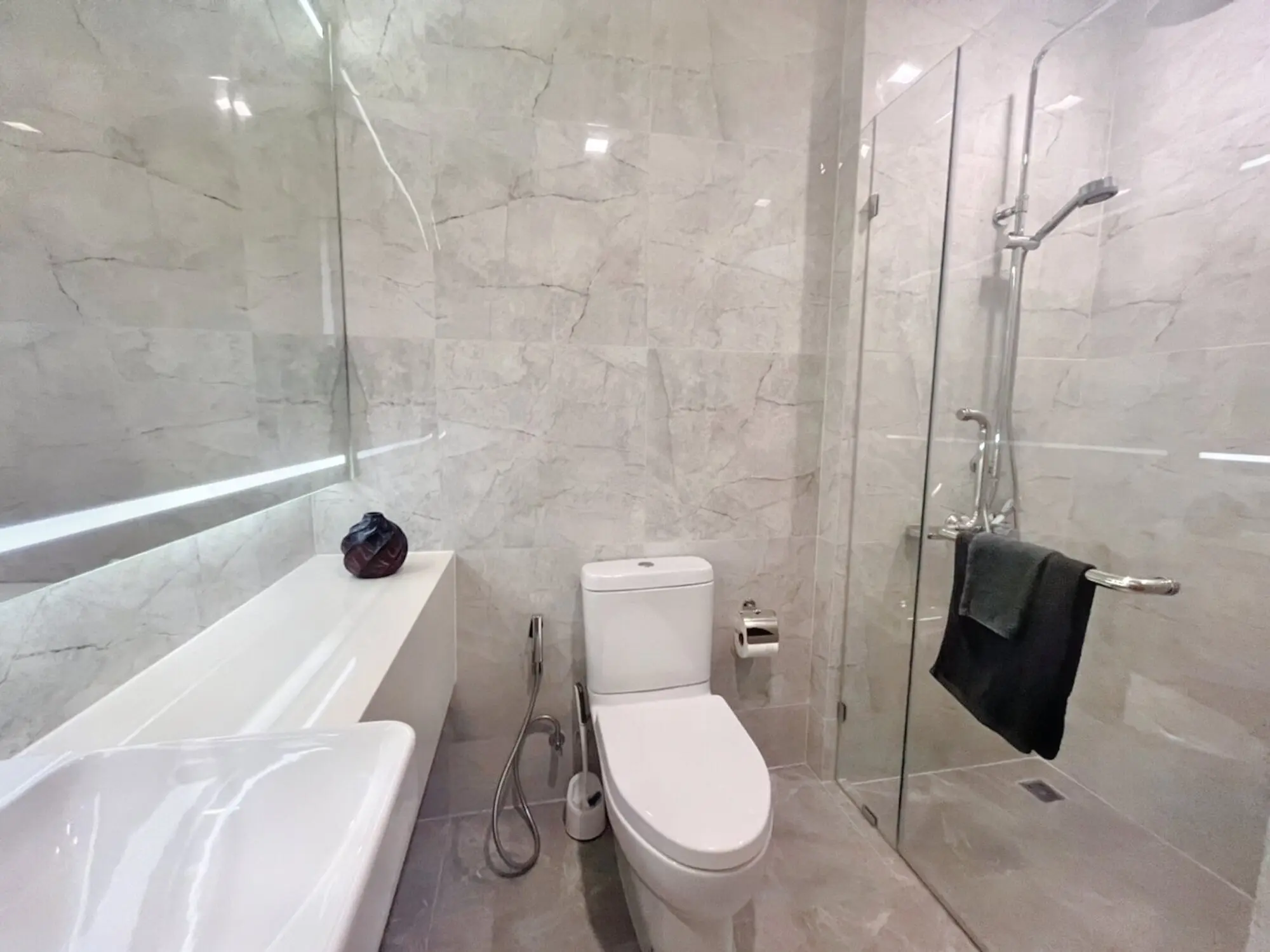 คอนโด 2 ห้องนอนสว่างพร้อมระเบียงและวิวเมืองในวัฒนา