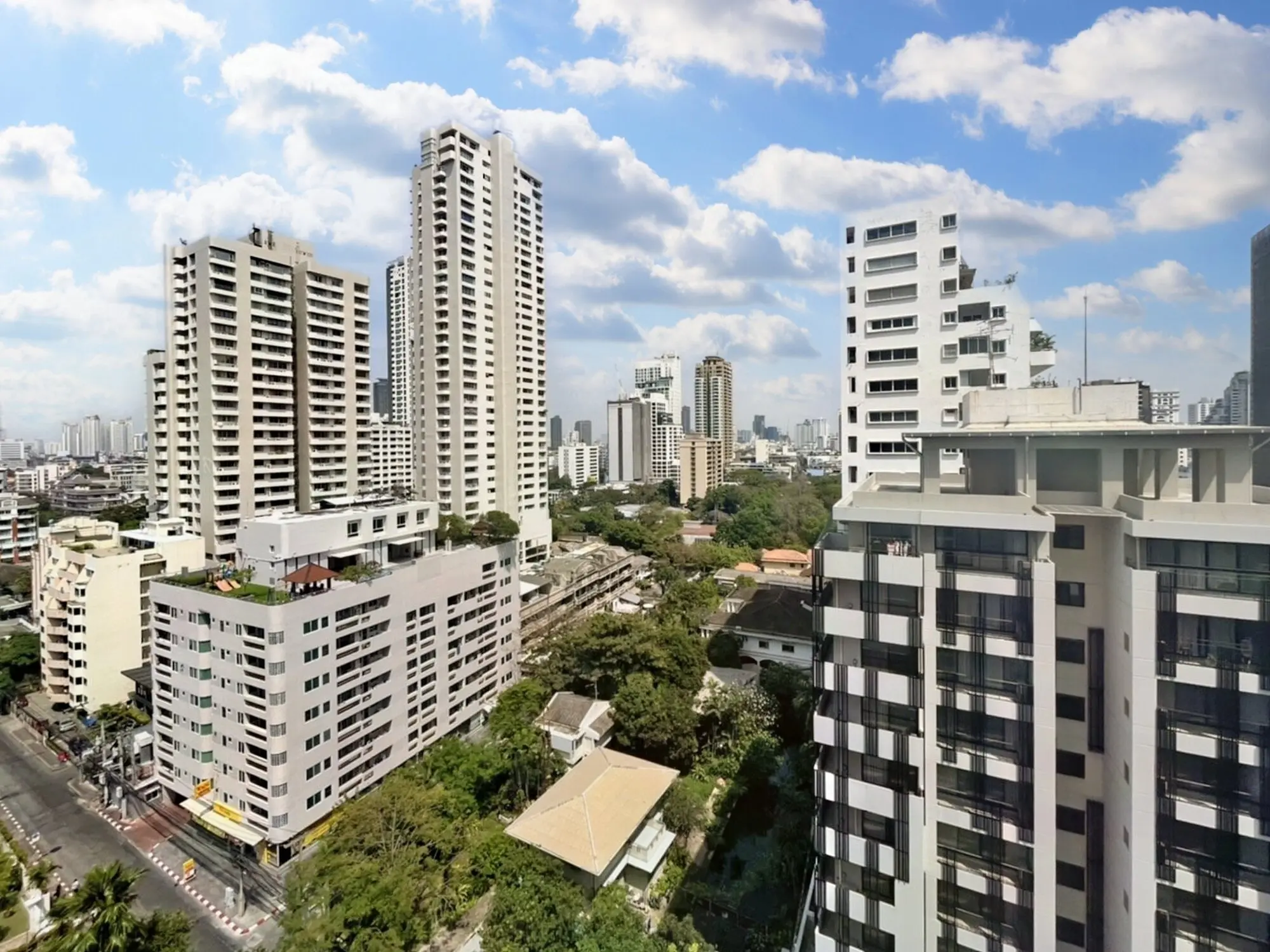 คอนโด 2 ห้องนอนสว่างพร้อมระเบียงและวิวเมืองในวัฒนา