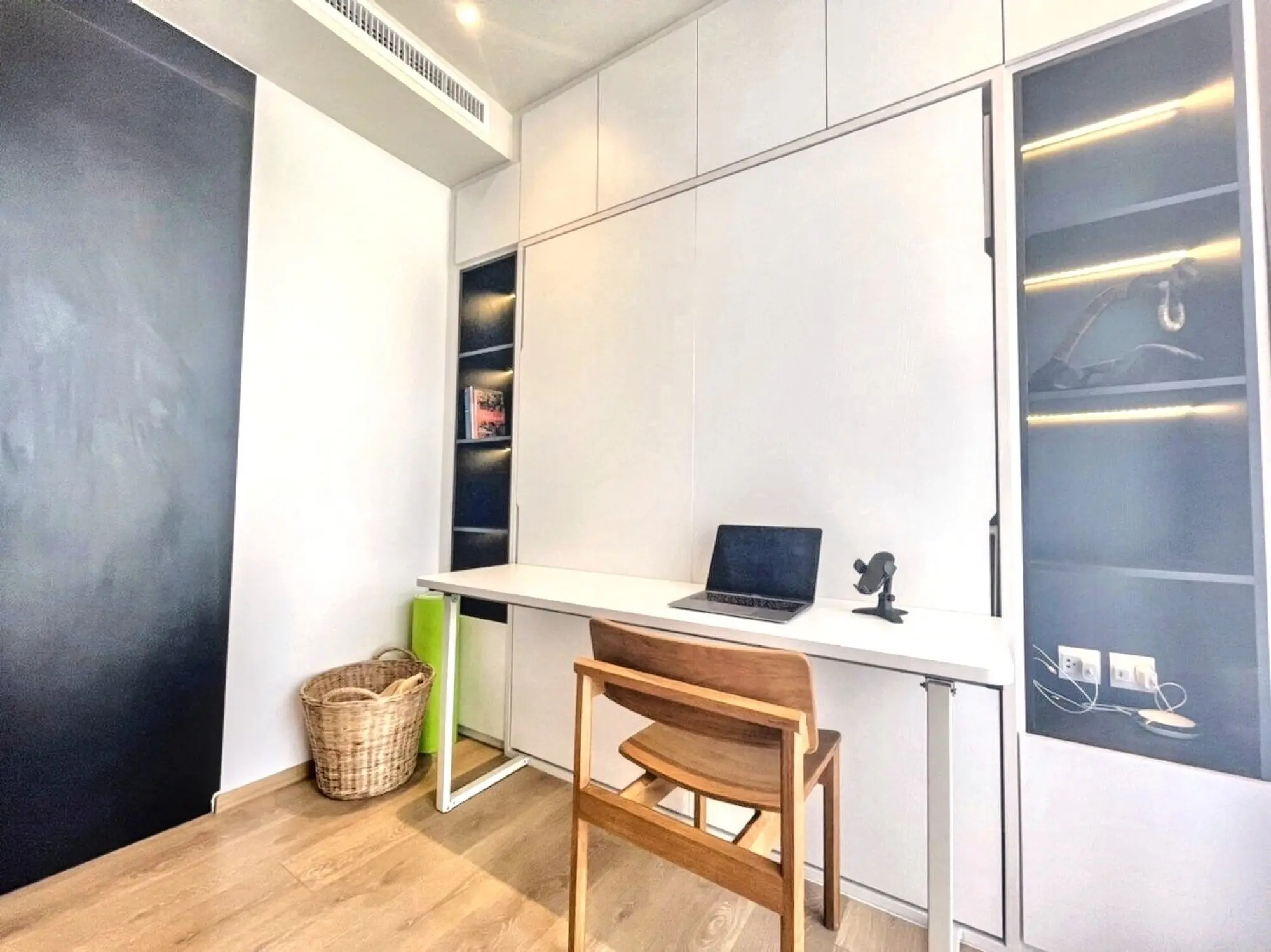 คอนโด 2 ห้องนอนสว่างพร้อมระเบียงและวิวเมืองในวัฒนา