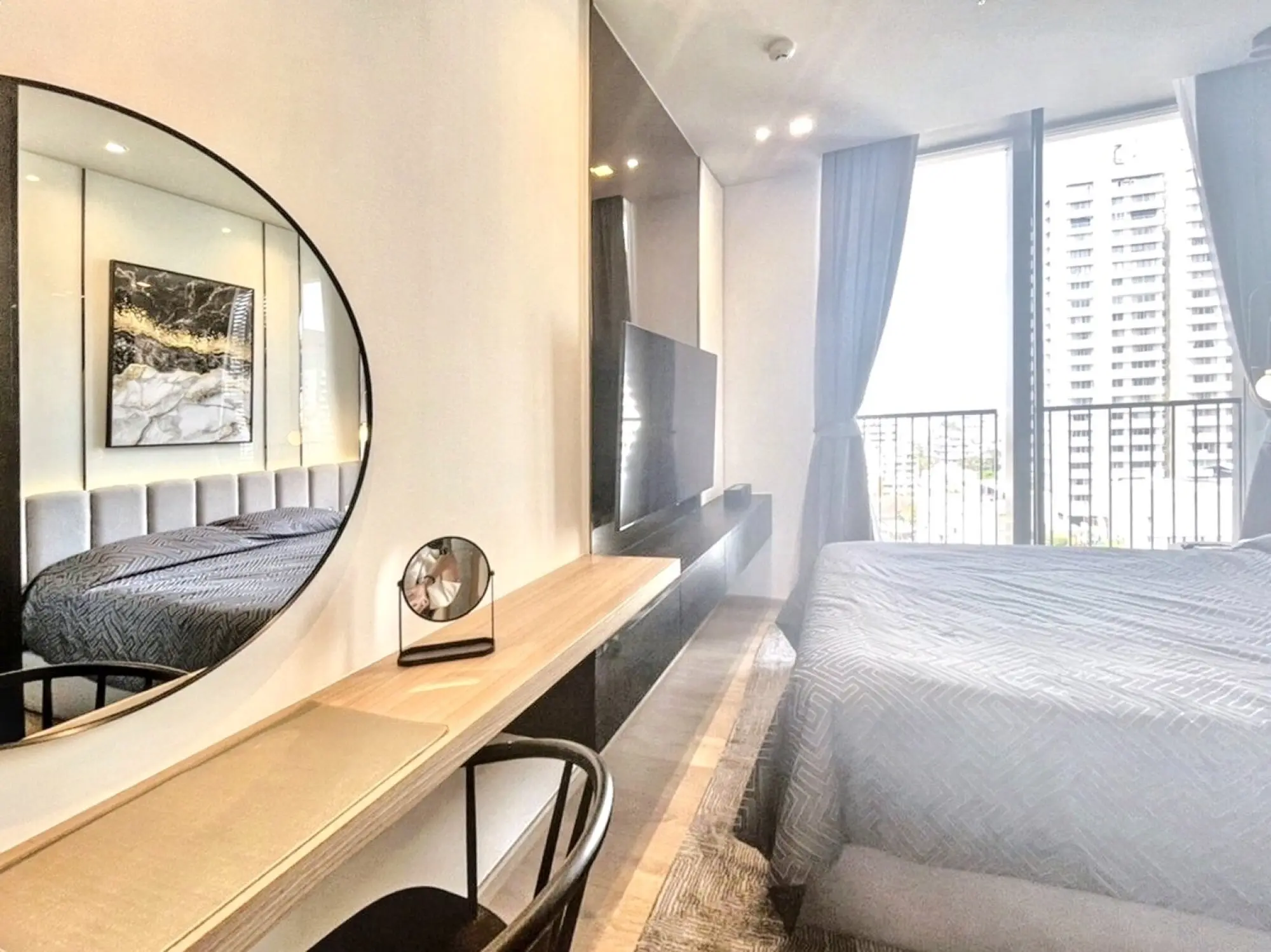 คอนโด 2 ห้องนอนสว่างพร้อมระเบียงและวิวเมืองในวัฒนา