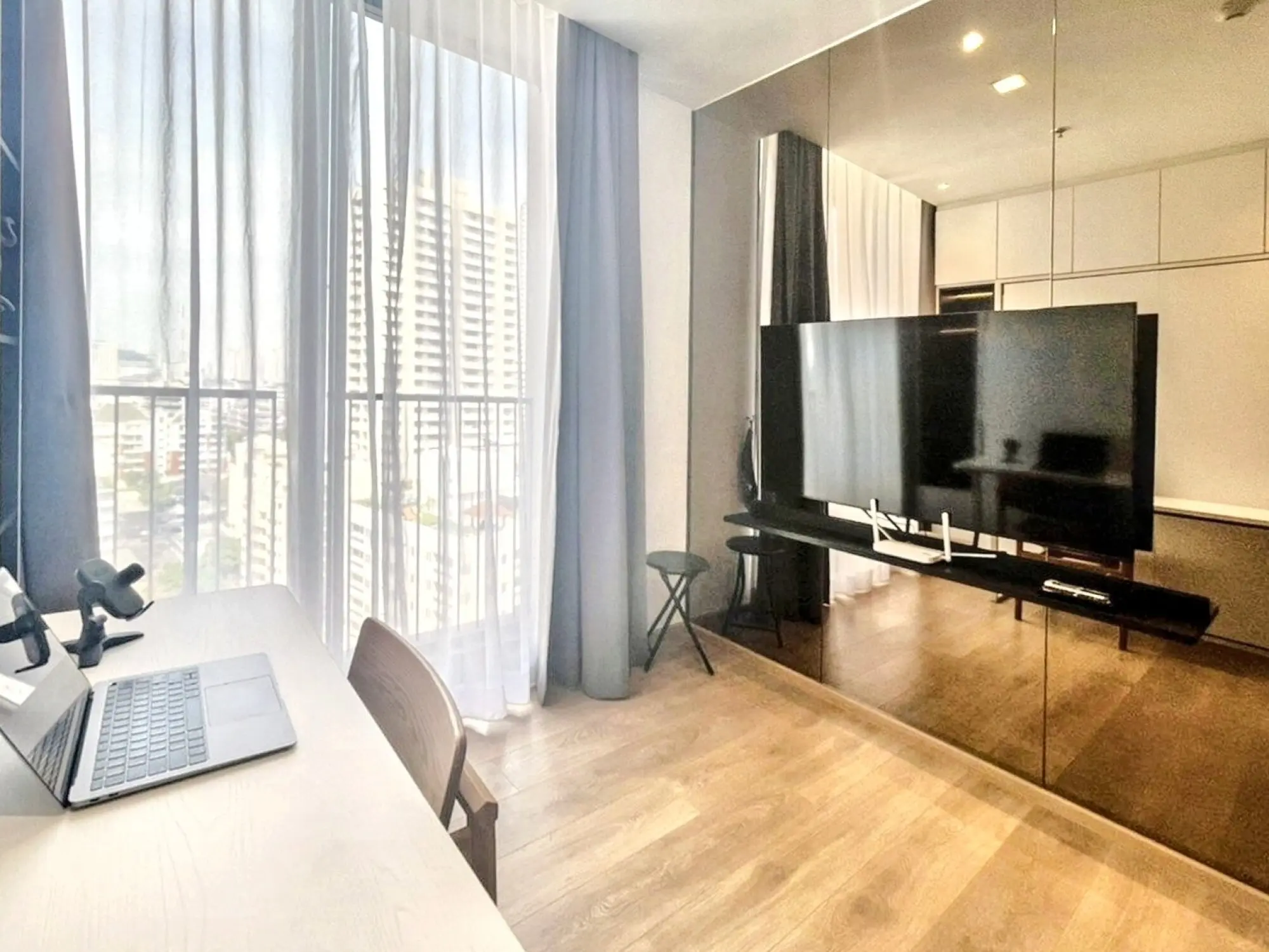 คอนโด 2 ห้องนอนสว่างพร้อมระเบียงและวิวเมืองในวัฒนา