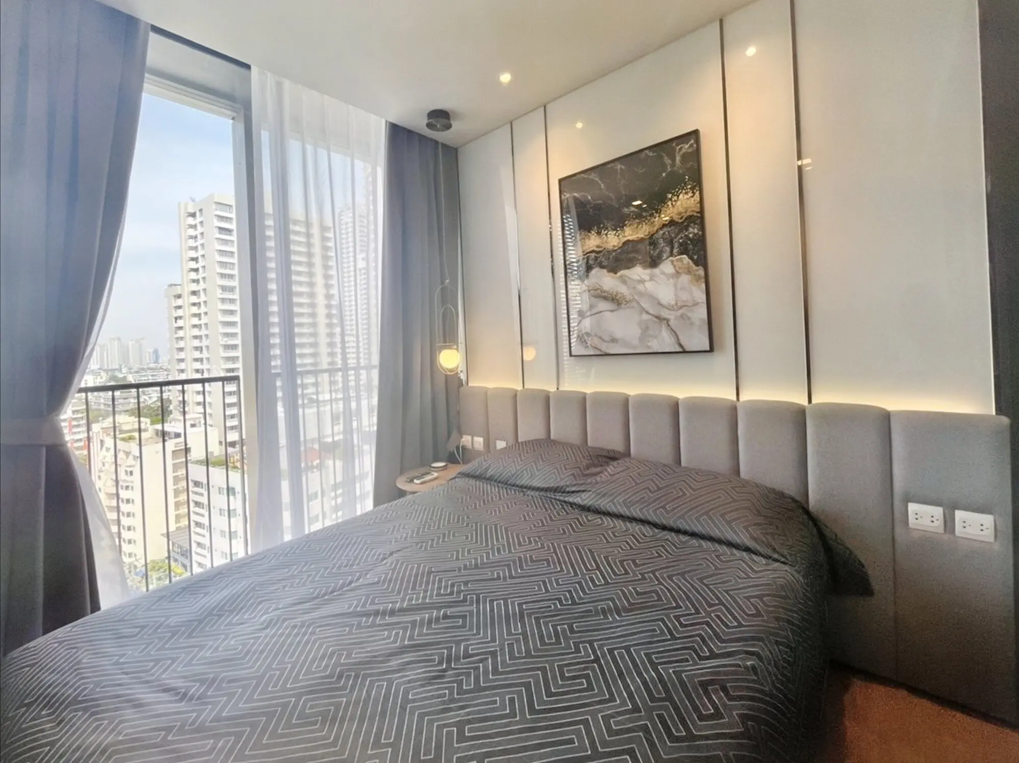 คอนโด 2 ห้องนอนสว่างพร้อมระเบียงและวิวเมืองในวัฒนา