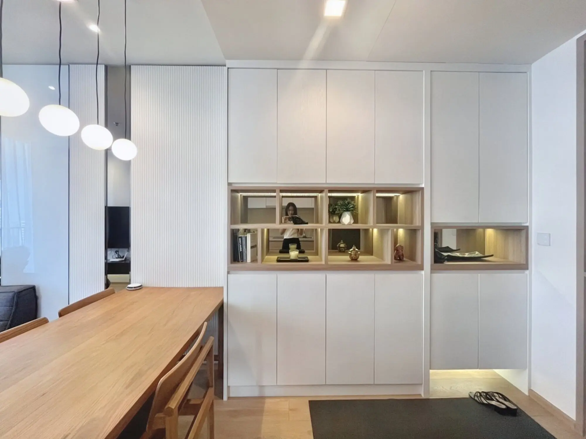 คอนโด 2 ห้องนอนสว่างพร้อมระเบียงและวิวเมืองในวัฒนา