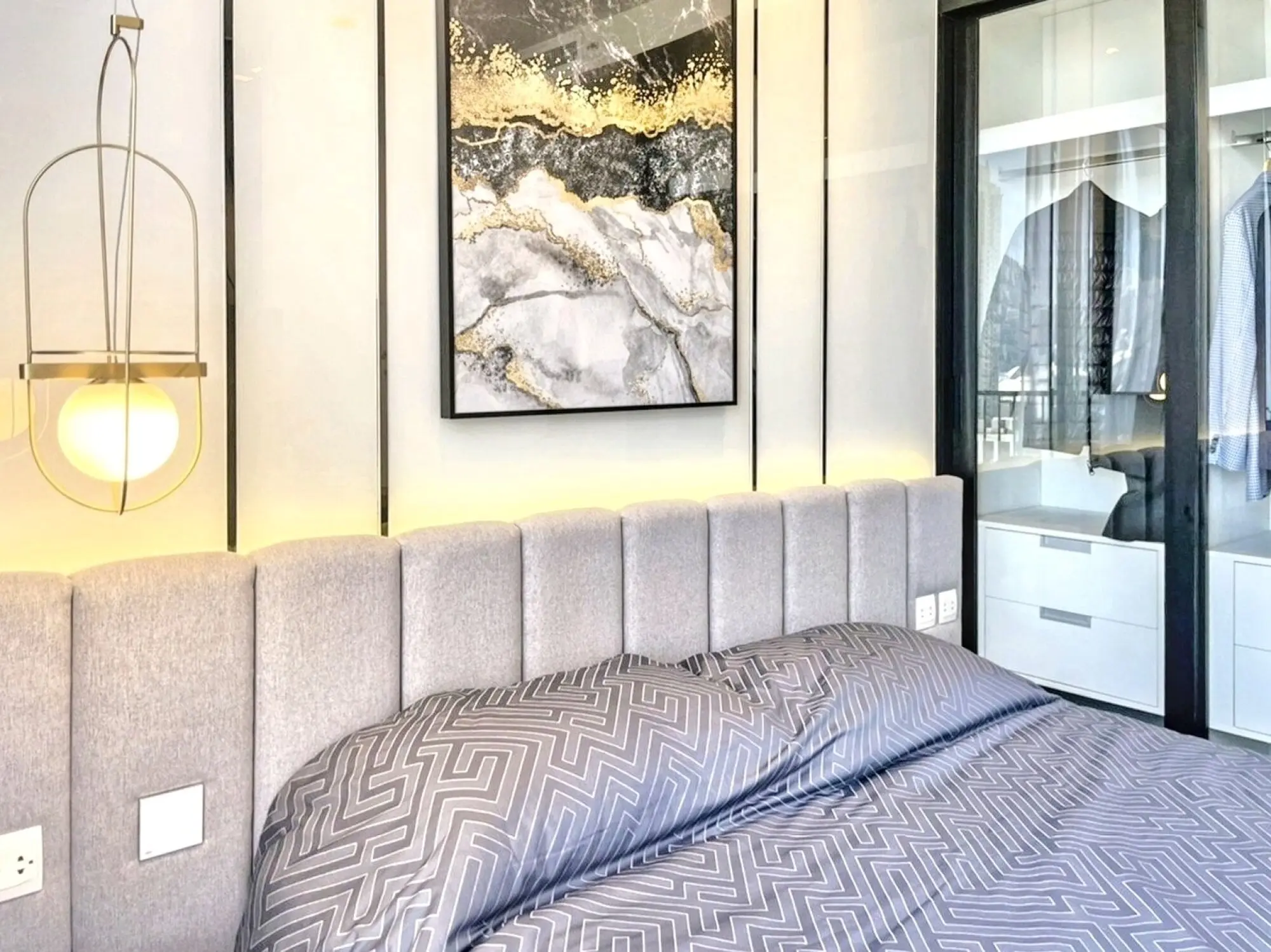 คอนโด 2 ห้องนอนสว่างพร้อมระเบียงและวิวเมืองในวัฒนา