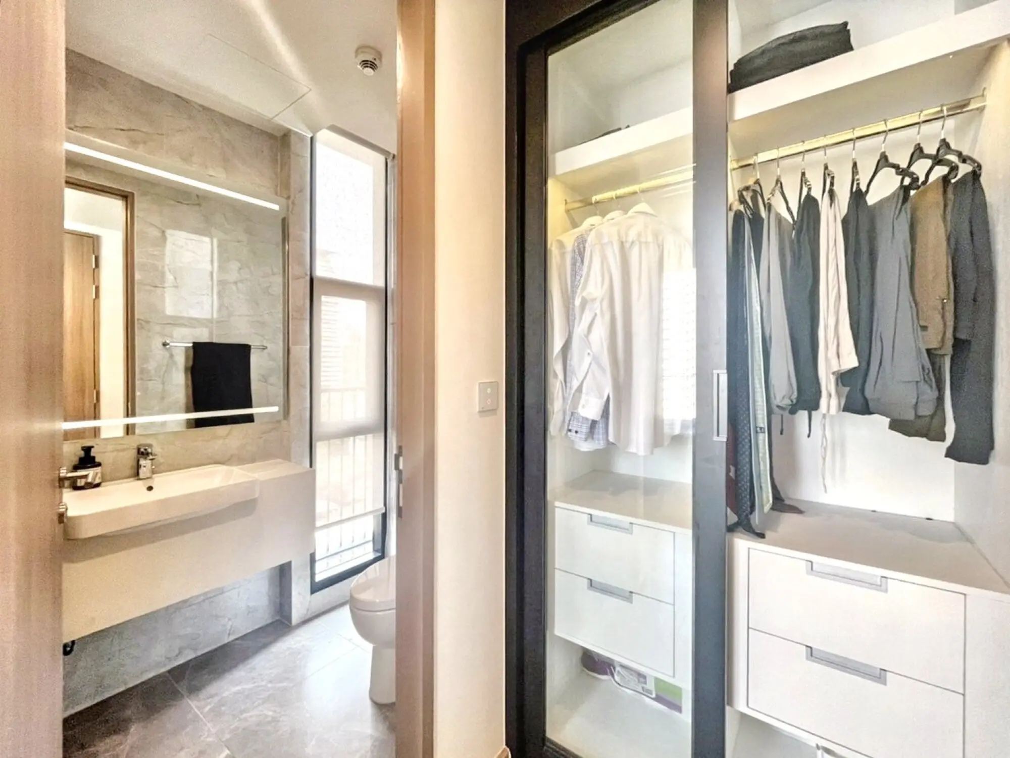 คอนโด 2 ห้องนอนสว่างพร้อมระเบียงและวิวเมืองในวัฒนา