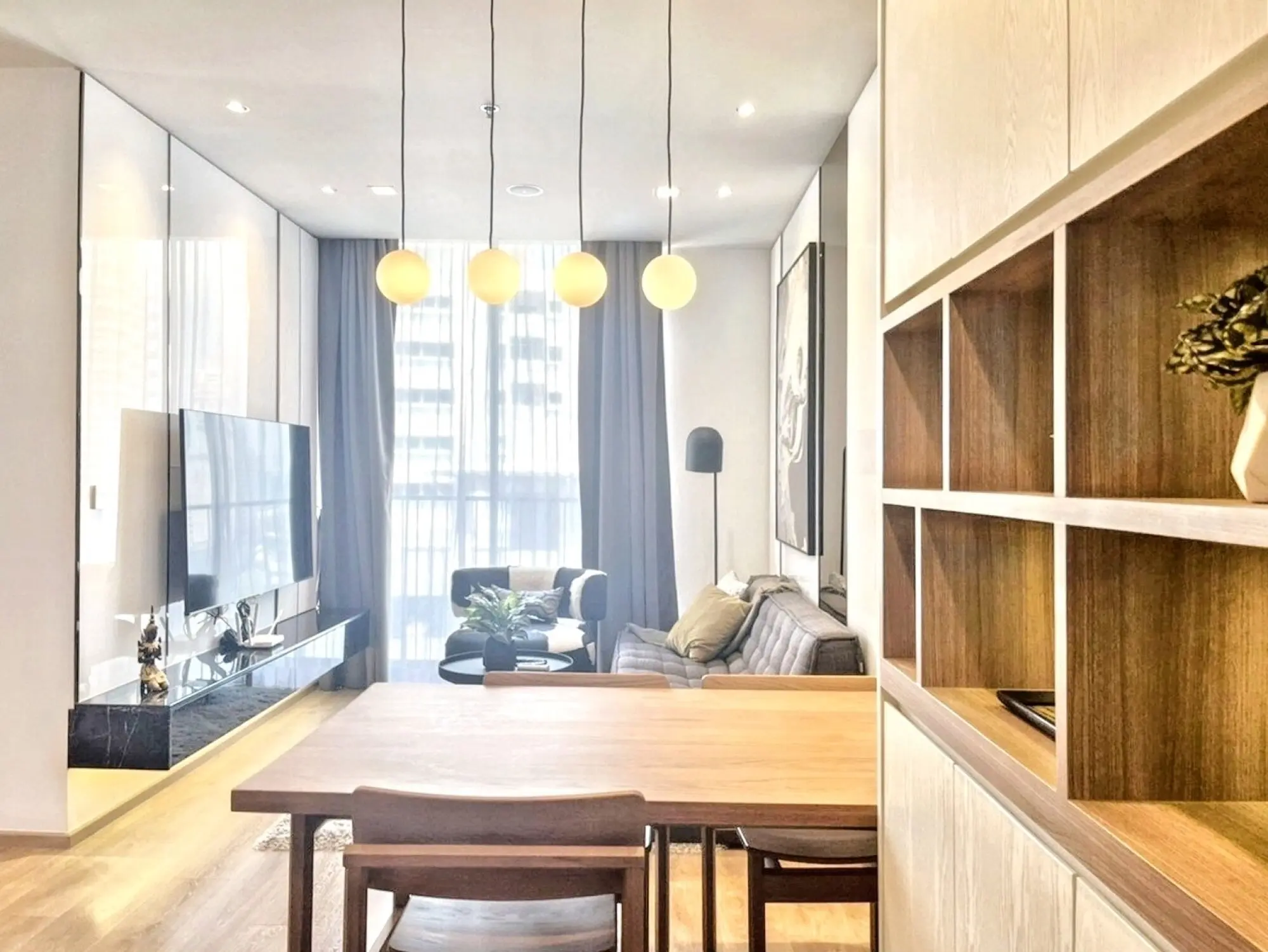 คอนโด 2 ห้องนอนสว่างพร้อมระเบียงและวิวเมืองในวัฒนา