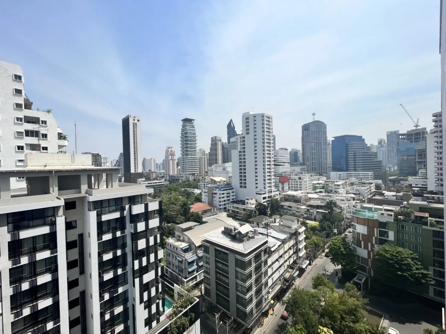 คอนโด 2 ห้องนอนสว่างพร้อมระเบียงและวิวเมืองในวัฒนา