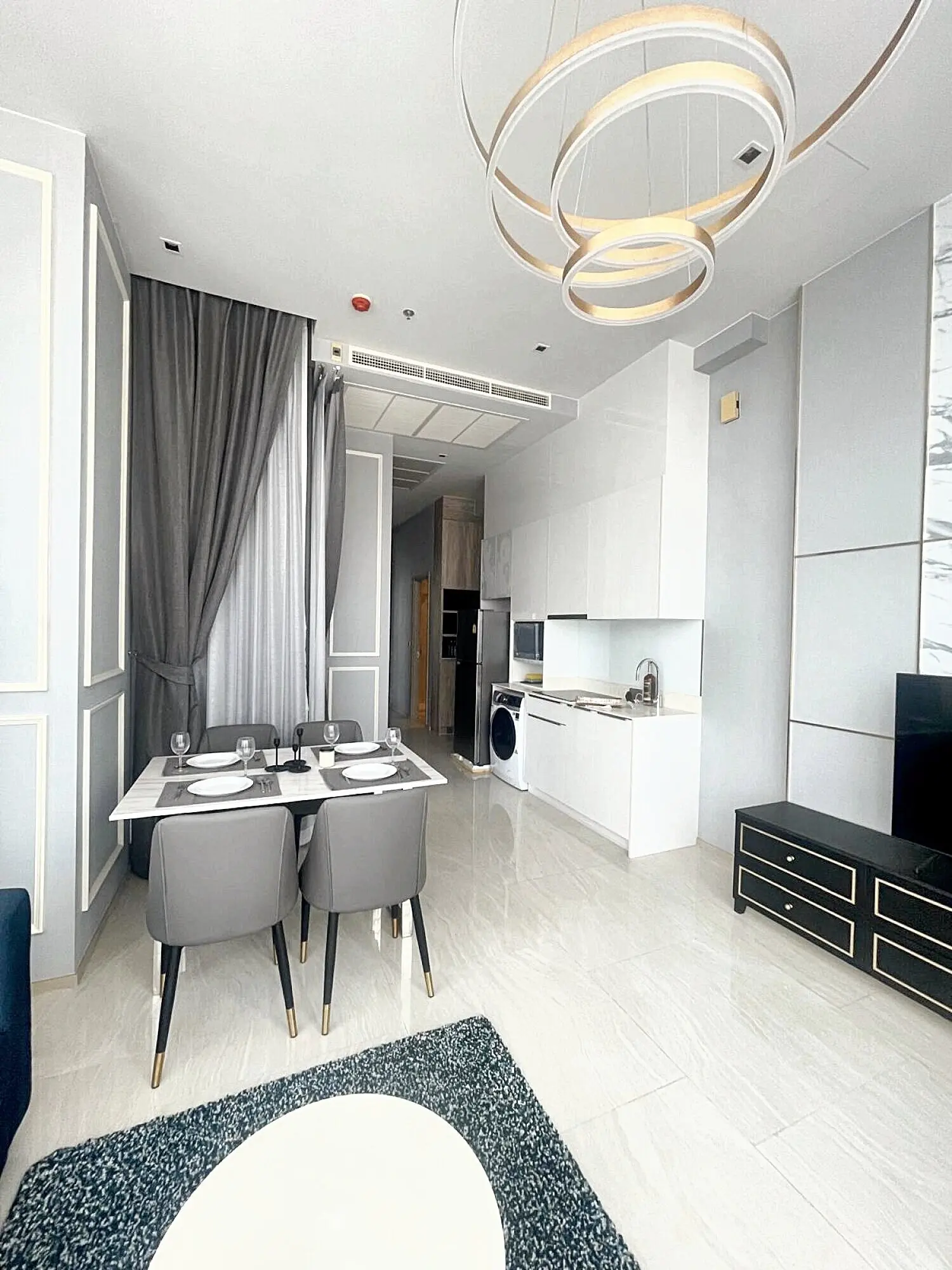 คอนโดโมเดิร์น 2 ห้องนอน 2 ห้องน้ำ ในบางรัก พร้อมวิวเมืองและตกแต่งด้วยหินอ่อน